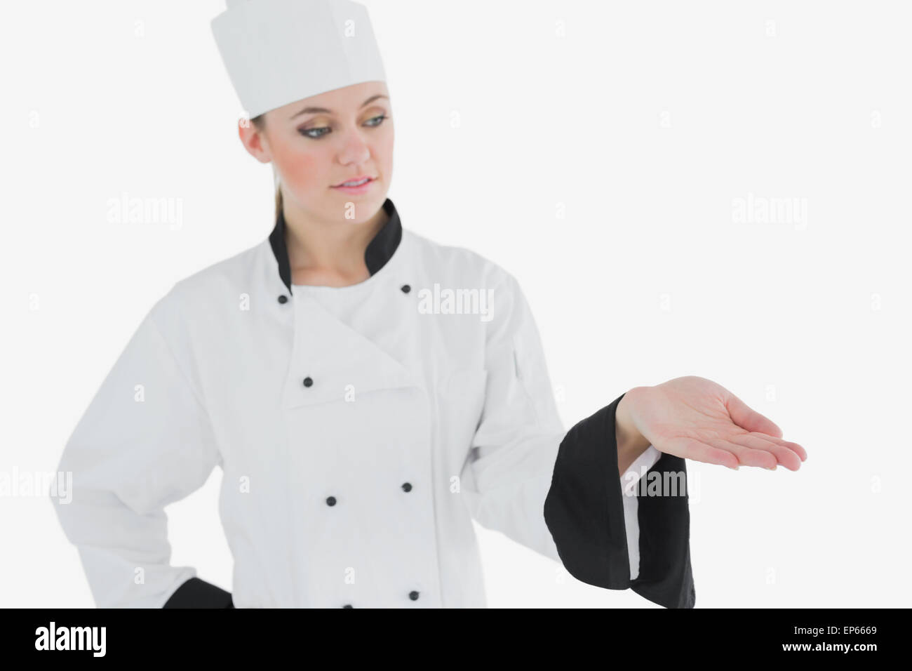 Femal in Köche einheitlichen Blick auf unsichtbares Produkt Stockfoto