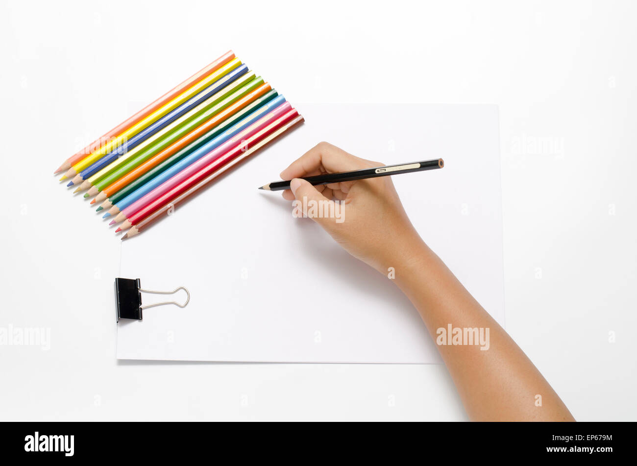 Asia Frau Rechte Hand mit schwarzer Stift und linke Hand mit bunten Bleistift auf leeres weißes Papier auf weißem Hintergrund Stockfoto