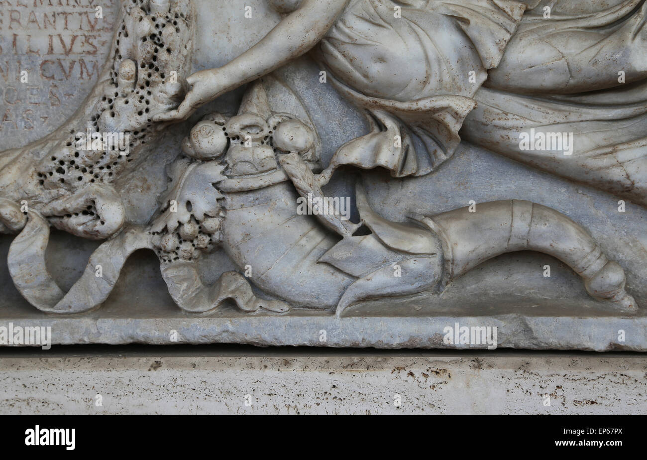 Römischer Sarkophag. Relief. Marmor. Kaiserzeit. Füllhorn, Symbol des Überflusses. Römische Nationalmuseum. Stockfoto