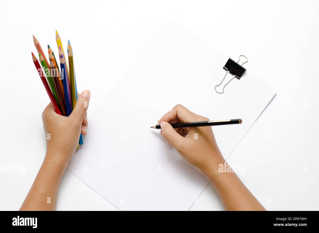 Asia Frau Rechte Hand mit schwarzer Stift und linke Hand mit bunten Bleistift auf leeres weißes Papier auf weißem Hintergrund Stockfoto