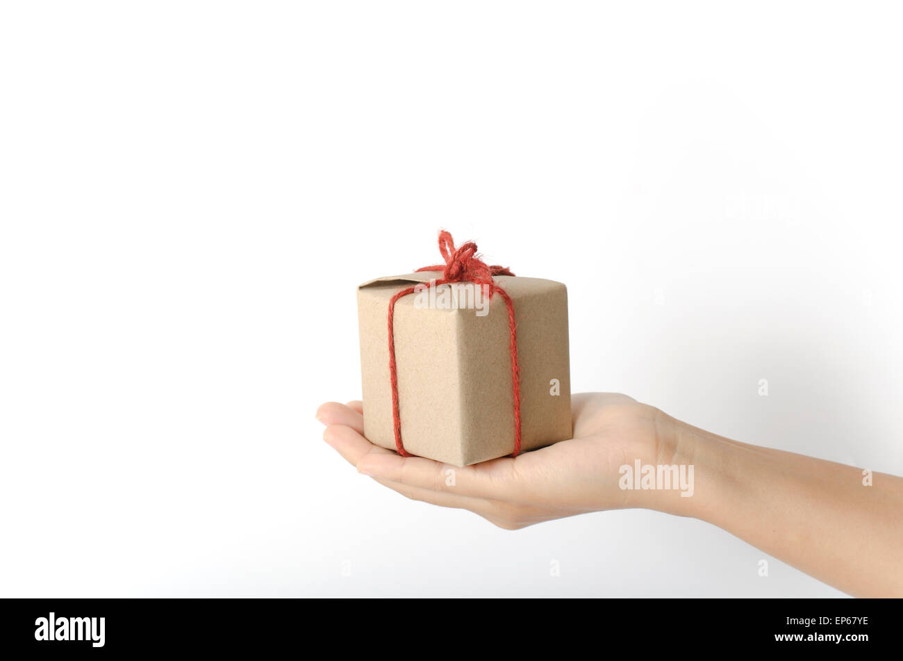 Asia Frau Hand mit Geschenk-Box auf einem weißen Hintergrund Stockfoto