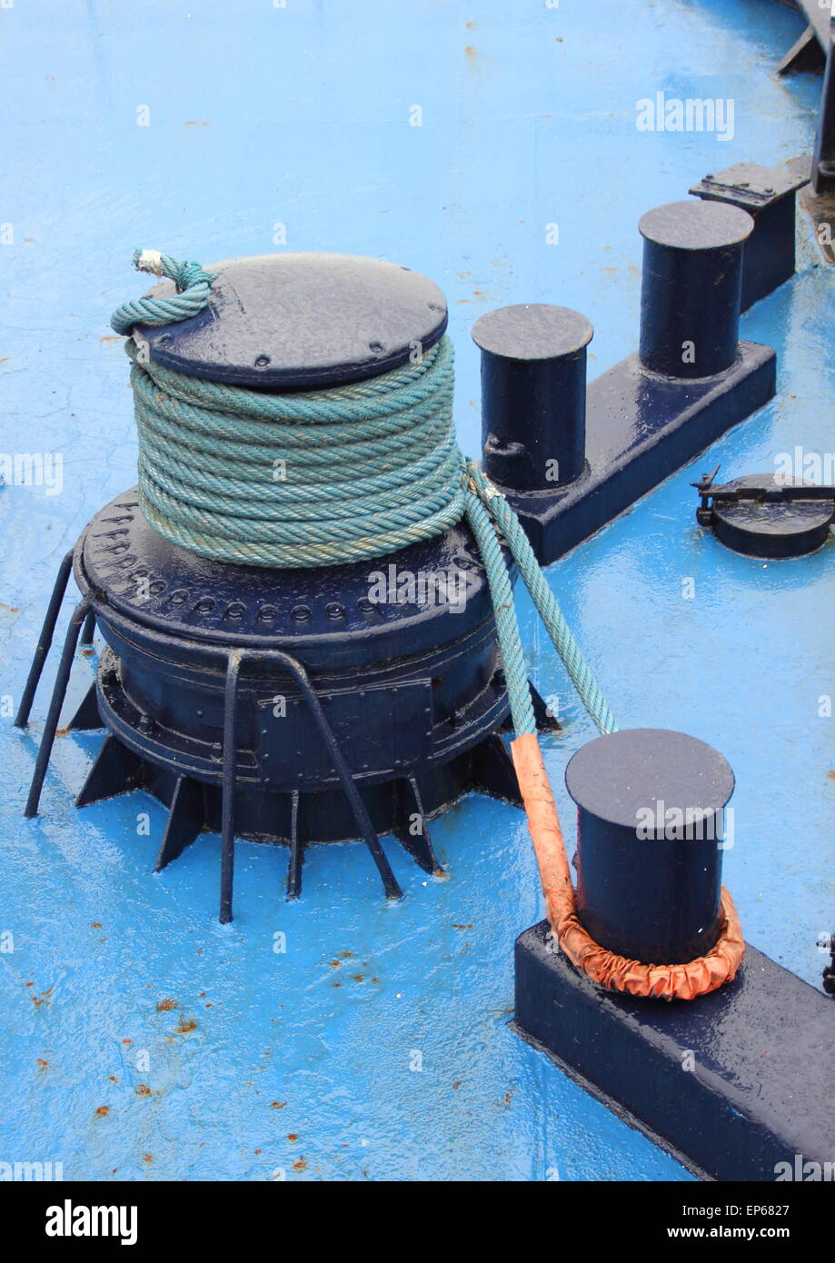 Ankerwinde mit Seil am blauen Schiffsdeck Stockfoto