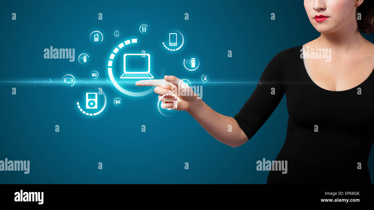 Geschäftsfrau, die virtuelle Medientyp Tasten drücken Stockfoto