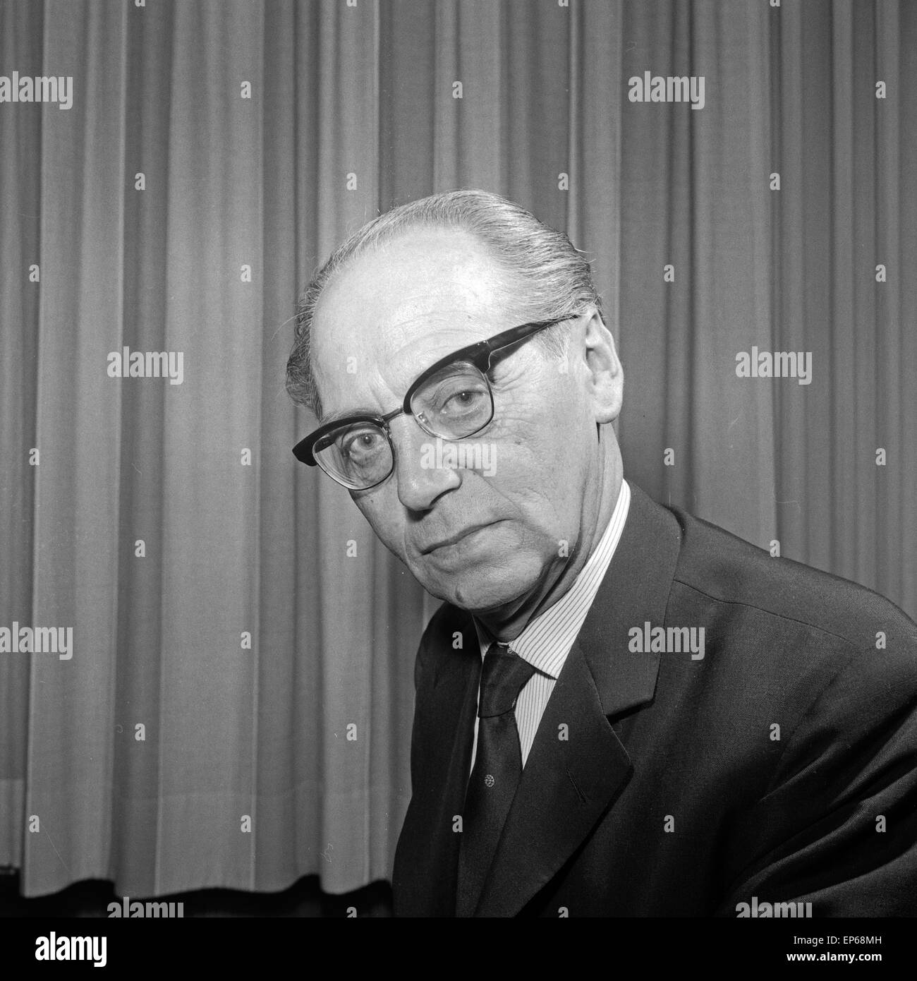 Deutscher Film- und Theaterschauspieler Hans Mahler in Hamburg, Deutschland 1960er Jahre. Deutscher Film und Theater Schauspieler H Stockfoto