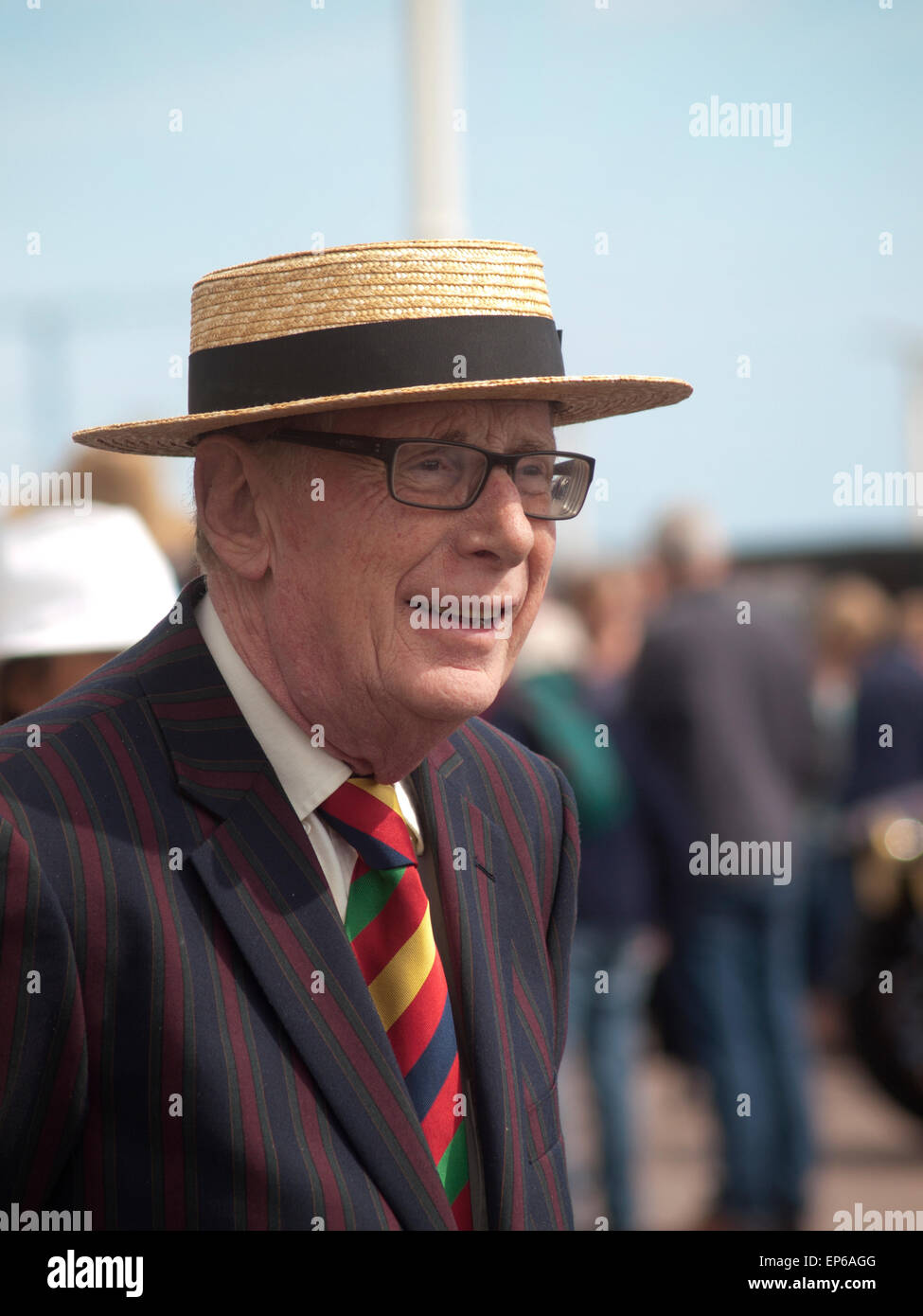 Ein traditionell gekleideten englischer Gentleman an einem sonnigen Tag in Brighton Stockfoto