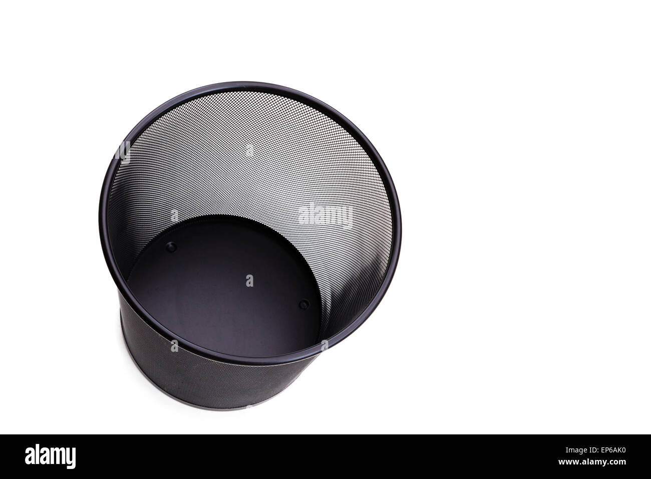 Leere schwarze Metallgitter Papierkorb isoliert auf einem weißen Hintergrund von oben. Stockfoto