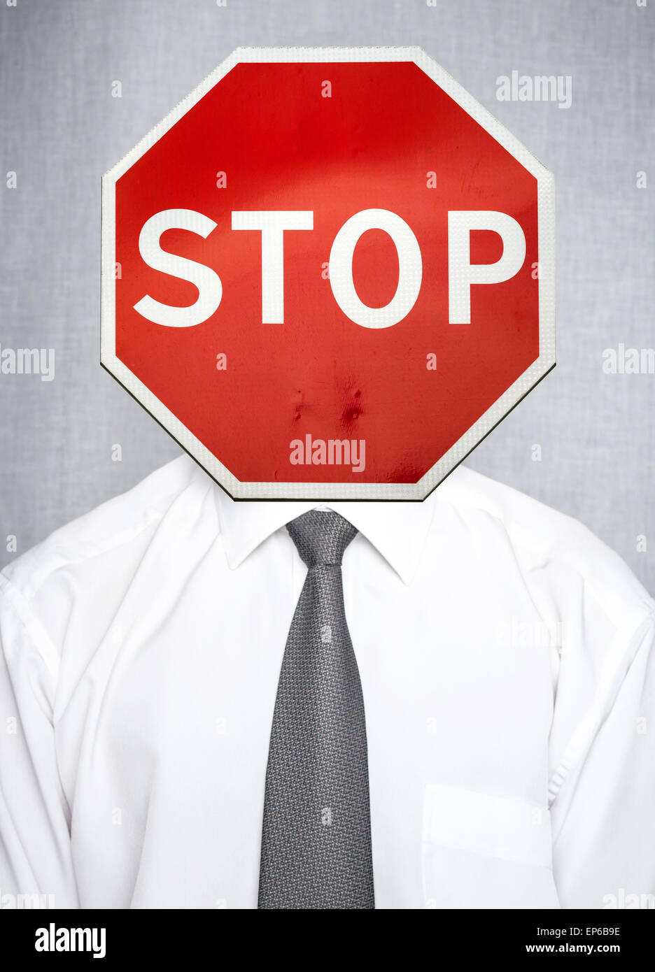 Mann im weißen Hemd mit Krawatte über grauen Hintergrund mit Stoppschild als einen Kopf. Business Konzept Metapher des Scheiterns, stress Stockfoto