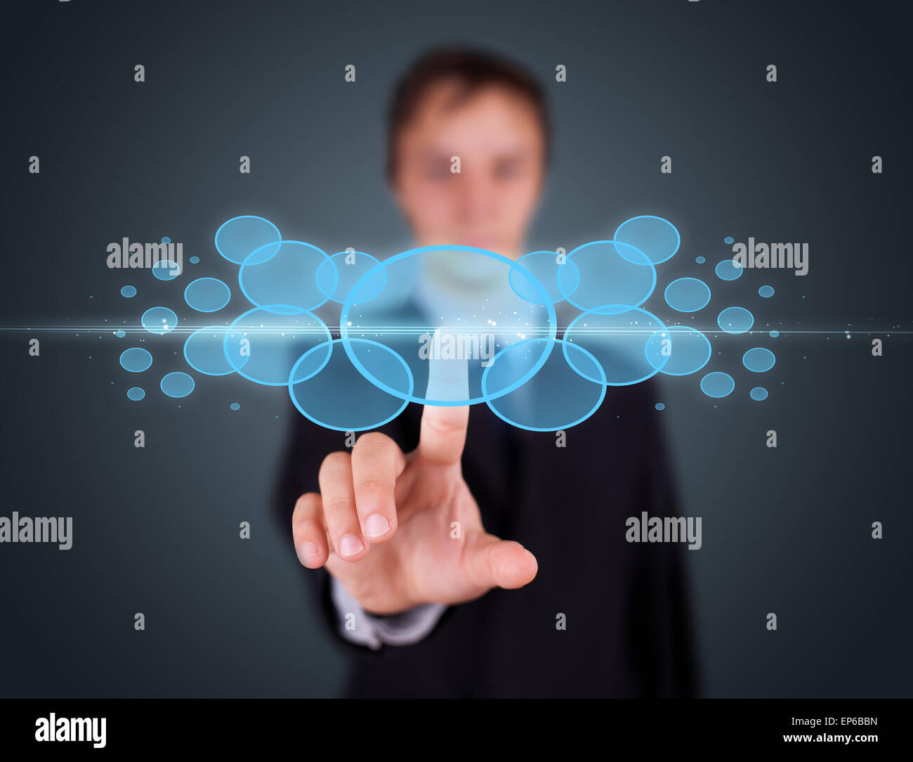 Geschäftsmann, High-Tech-Typ des modernen Tasten drücken Stockfoto