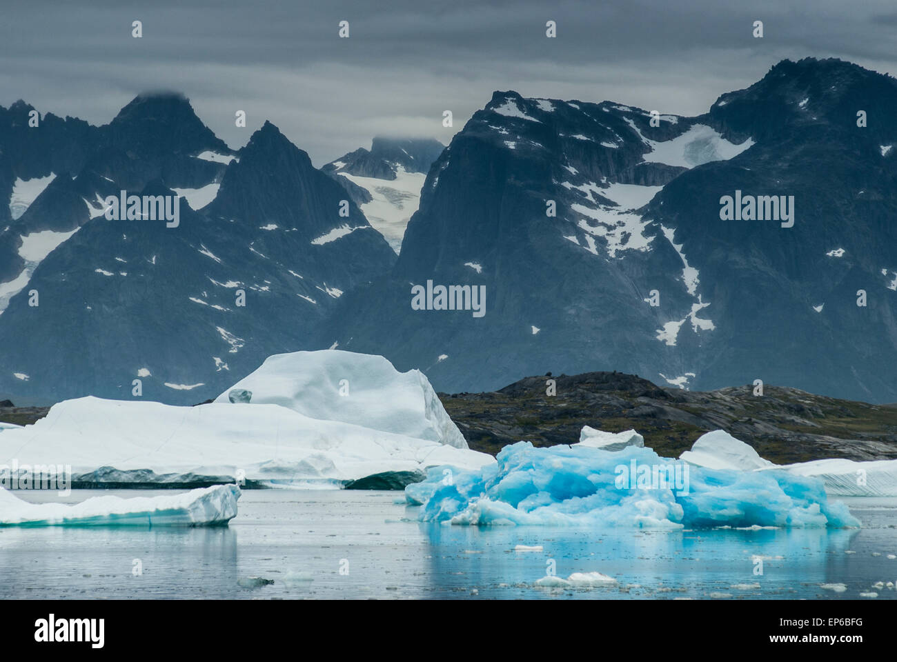 Blaue Eisberge in Prinz Christian Sound, südlichen Grönland Stockfoto