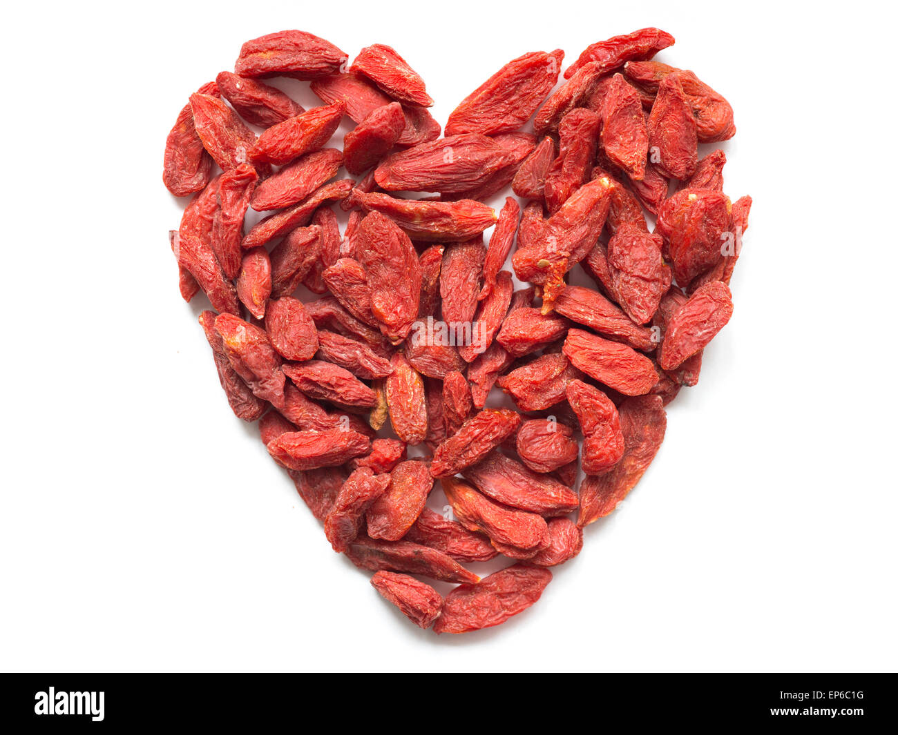 Herzfigur hergestellt aus getrockneten Goji-Beeren, isoliert auf weiss Stockfoto