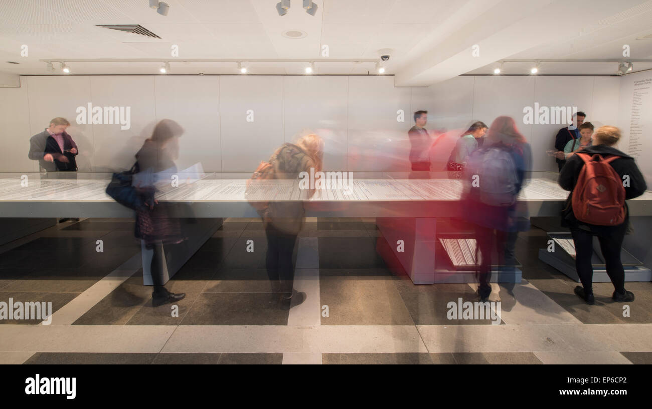 British Library, London, UK. 14. Mai 2015. Magna Carta (eine Stickerei) gestartet wird, eine große neue Kunstwerke der gefeierten britischen Künstlerin Cornelia Parker, die das 800. Jubiläum der Magna Carta feiert. Fast 13 Meter lange repliziert das Kunstwerk im Stich die gesamte Wikipedia-Artikel über Magna Carta wie es anlässlich des 799th am 15. Juni 2014 erschien. Bildnachweis: Malcolm Park Leitartikel/Alamy Live-Nachrichten Stockfoto