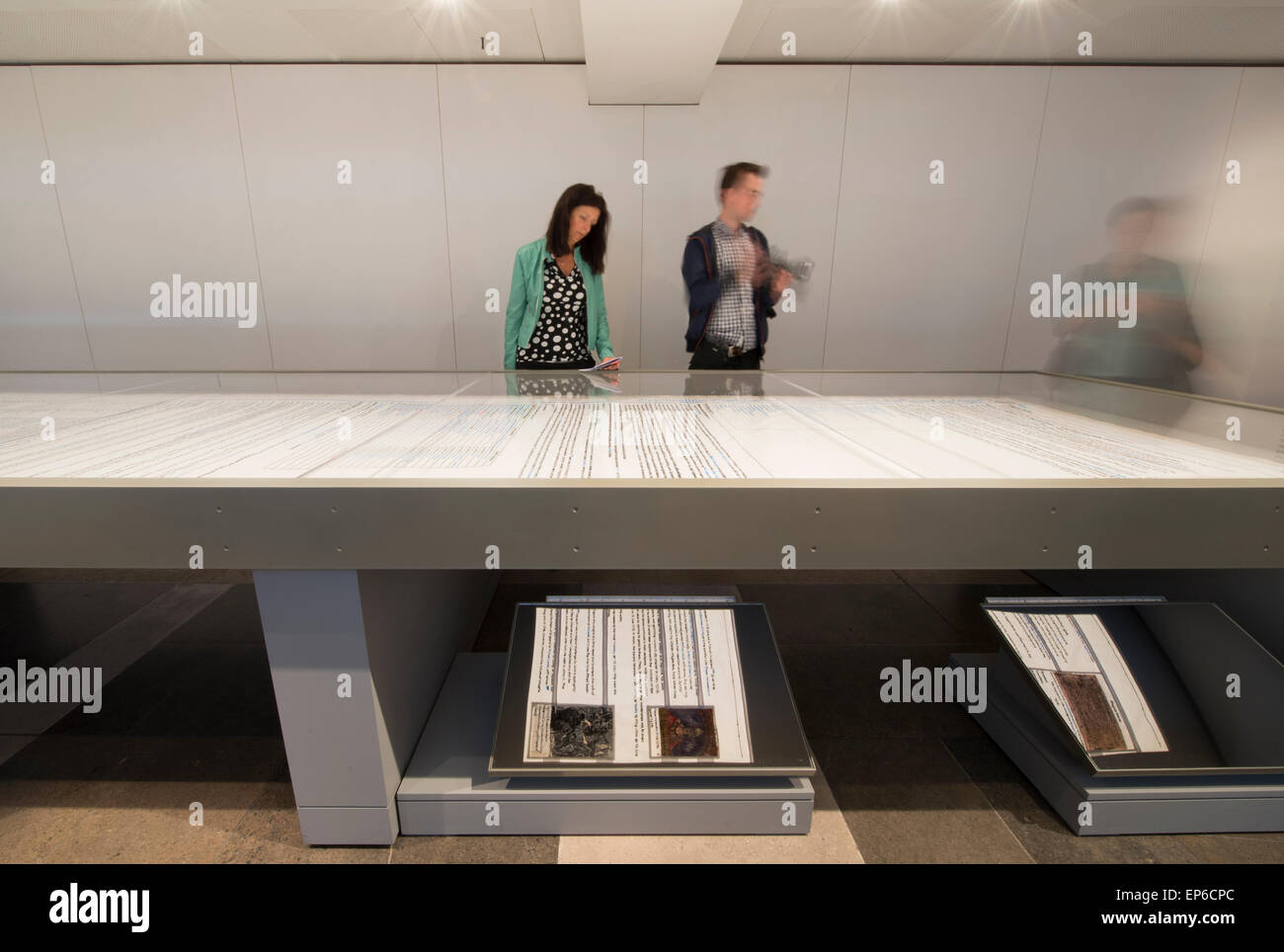 British Library, London, UK. 14. Mai 2015. Magna Carta (eine Stickerei) gestartet wird, eine große neue Kunstwerke der gefeierten britischen Künstlerin Cornelia Parker, die das 800. Jubiläum der Magna Carta feiert. Fast 13 Meter lange repliziert das Kunstwerk im Stich die gesamte Wikipedia-Artikel über Magna Carta wie es anlässlich des 799th am 15. Juni 2014 erschien. Bildnachweis: Malcolm Park Leitartikel/Alamy Live-Nachrichten Stockfoto