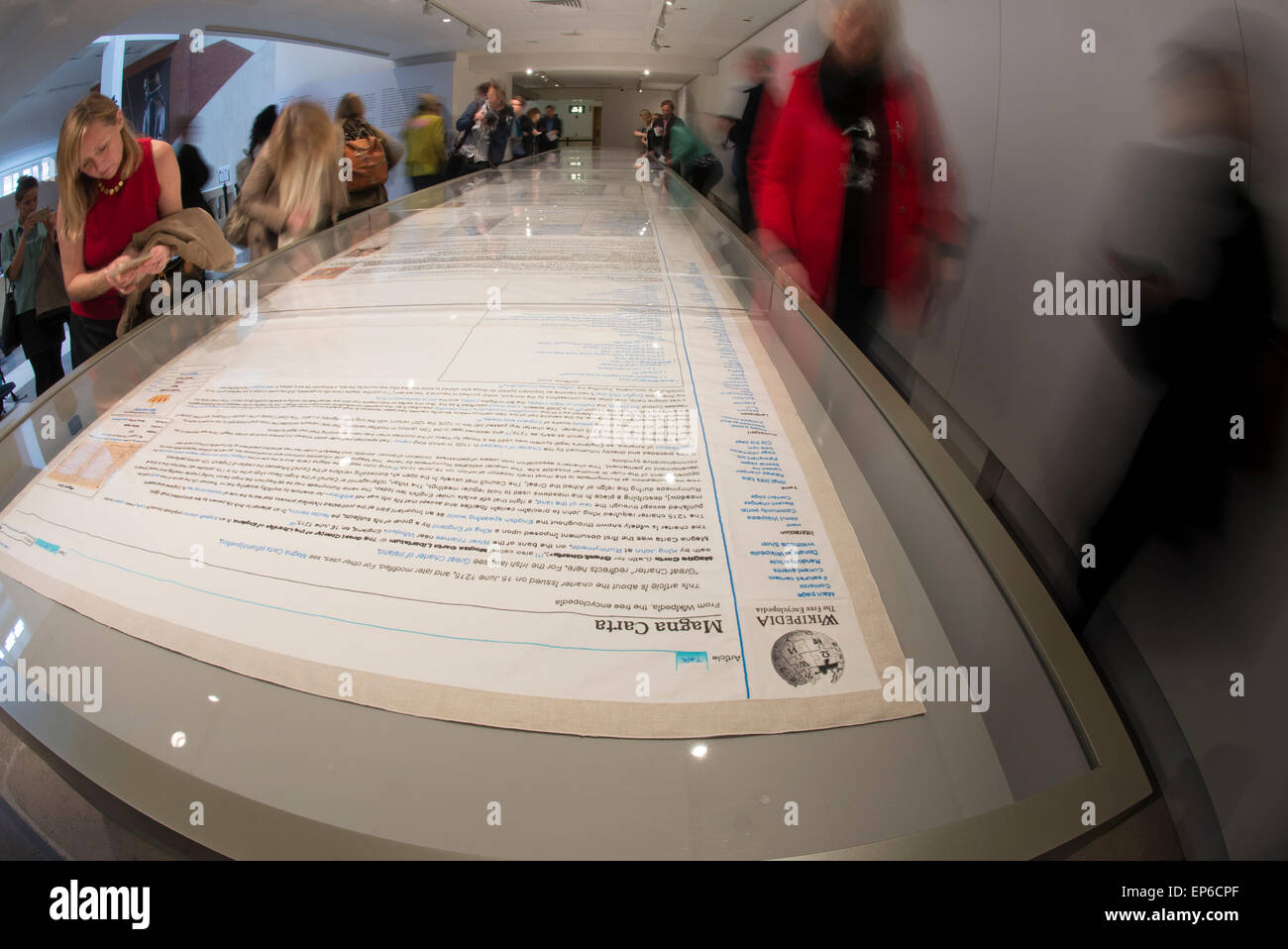 British Library, London, UK. 14. Mai 2015. Magna Carta (eine Stickerei) gestartet wird, eine große neue Kunstwerke der gefeierten britischen Künstlerin Cornelia Parker, die das 800. Jubiläum der Magna Carta feiert. Fast 13 Meter lange repliziert das Kunstwerk im Stich die gesamte Wikipedia-Artikel über Magna Carta wie es anlässlich des 799th am 15. Juni 2014 erschien. Bildnachweis: Malcolm Park Leitartikel/Alamy Live-Nachrichten Stockfoto