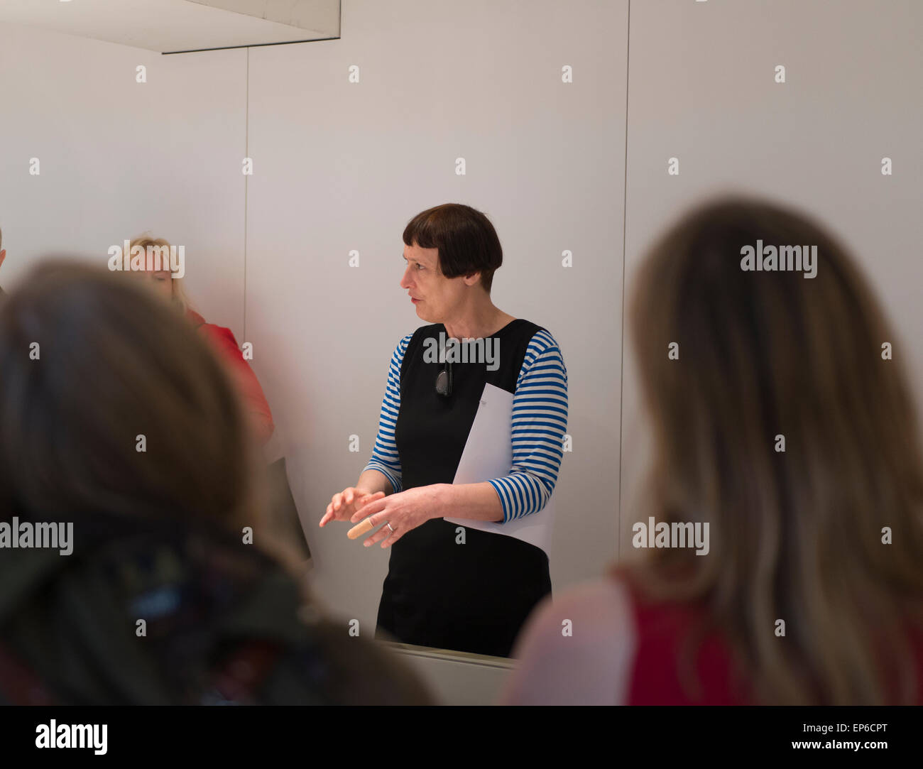 British Library, London, UK. 14. Mai 2015. Magna Carta (eine Stickerei) gestartet wird, eine große neue Kunstwerke der gefeierten britischen Künstlerin Cornelia Parker, die das 800. Jubiläum der Magna Carta feiert. Fast 13 Meter lange repliziert das Kunstwerk im Stich die gesamte Wikipedia-Artikel über Magna Carta wie es anlässlich des 799th am 15. Juni 2014 erschien. Bildnachweis: Malcolm Park Leitartikel/Alamy Live-Nachrichten Stockfoto