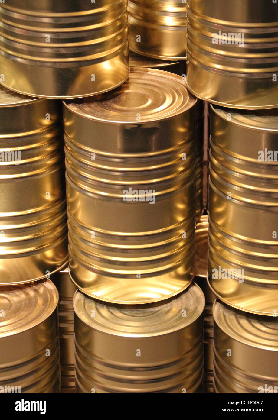 Vertikale Perspektive Linie der goldenen Metalldosen Stockfoto