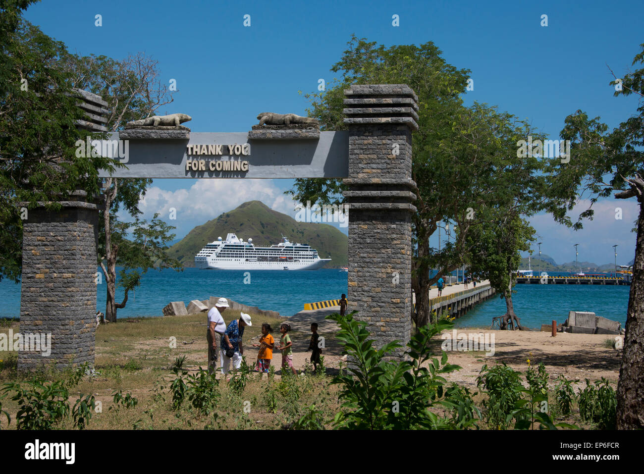 Indonesien, Komodo Insel. Komodo National Park, UNESCO-Weltkulturerbe. Port-Willkommens-Schild mit Ocean Princess versenden. Stockfoto