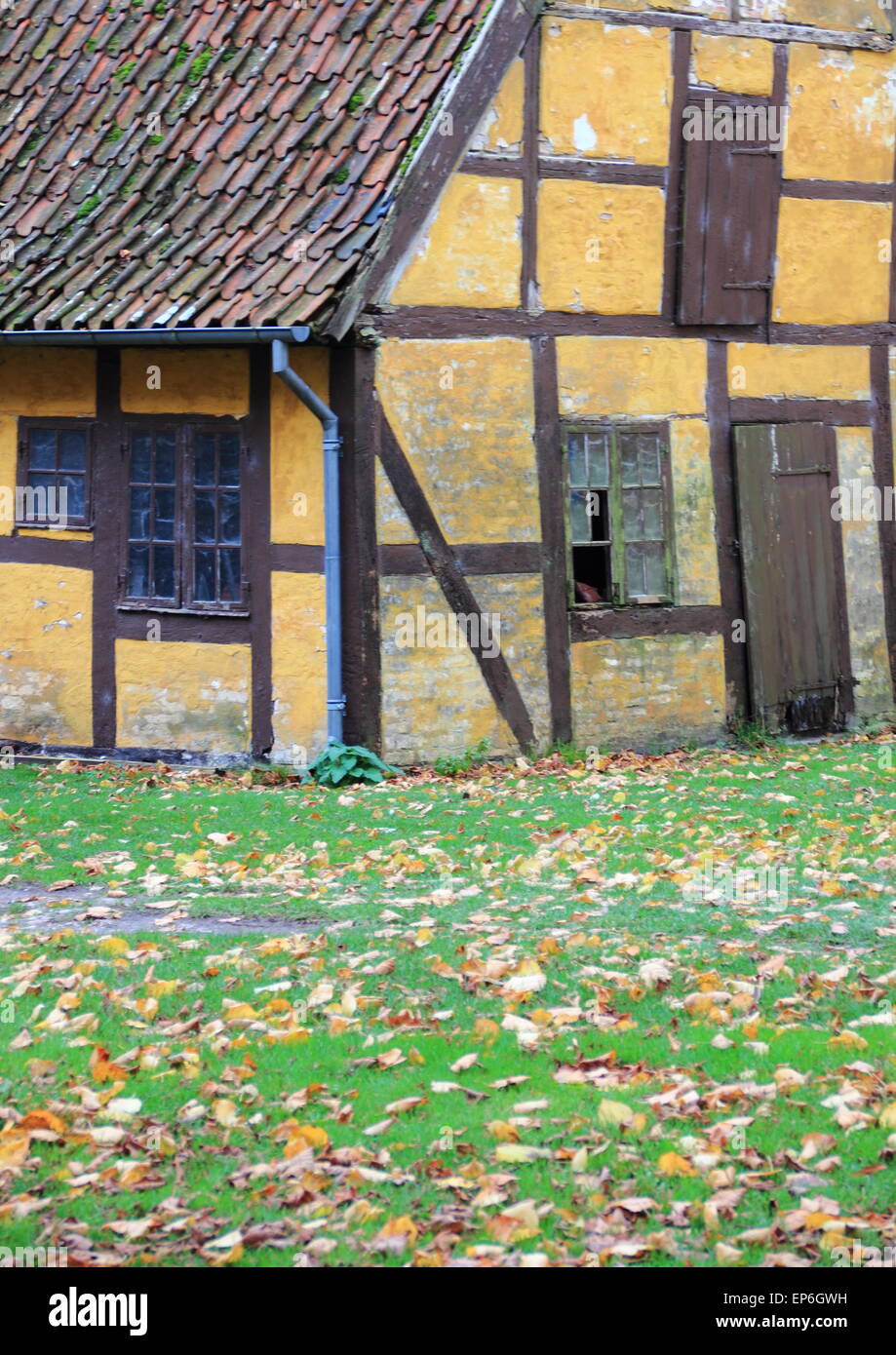 Alte abgenutzte Fachwerk Ferienhaus Haus mit zerbrochenen Fenster Stockfoto