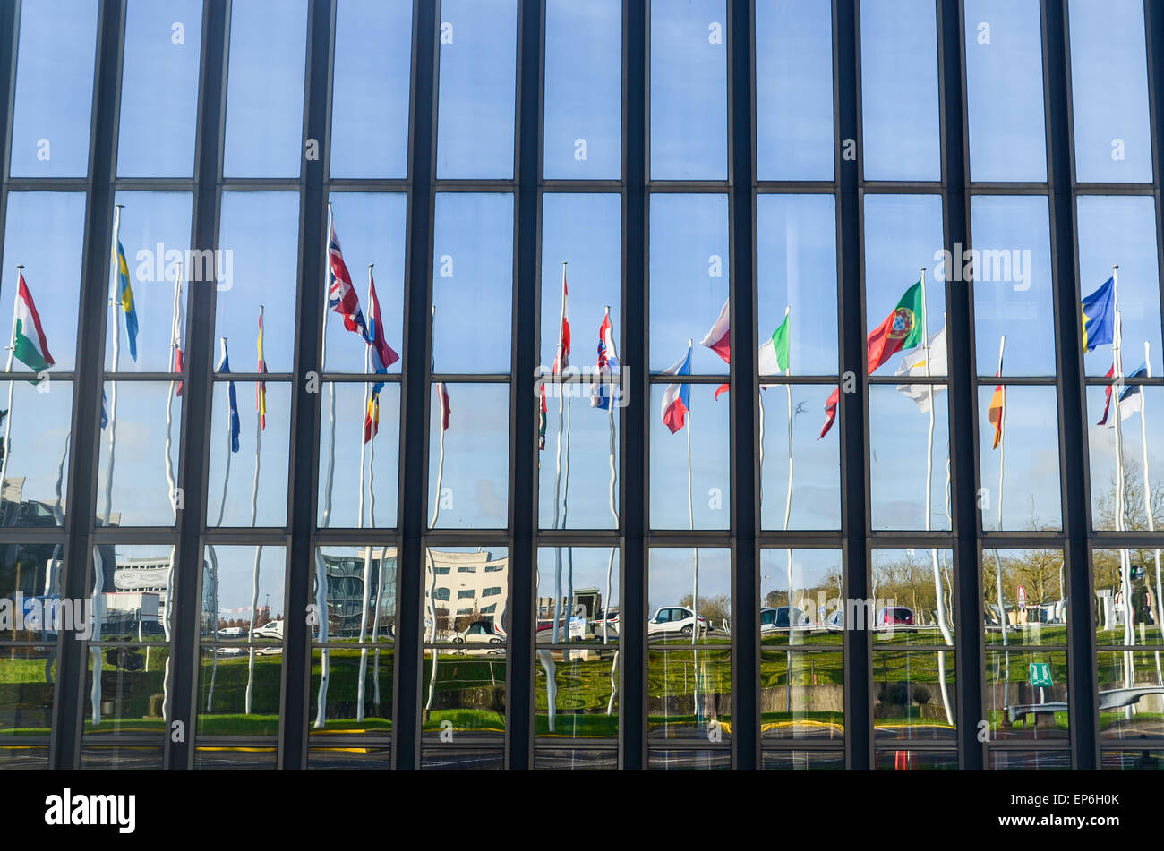 Flaggen der Länder der Europäischen Union widerspiegelt, die Europäische Kommission Gebäude, Europaviertel, Luxemburg Stockfoto