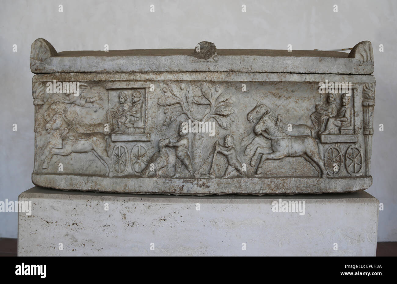 Sarkophag mit Reise des Verstorbenen durch das Jenseits. Marmor. Anfang 2. Jh. n. Chr.. Roman. Römische Nationalmuseum. Bäder von Stockfoto