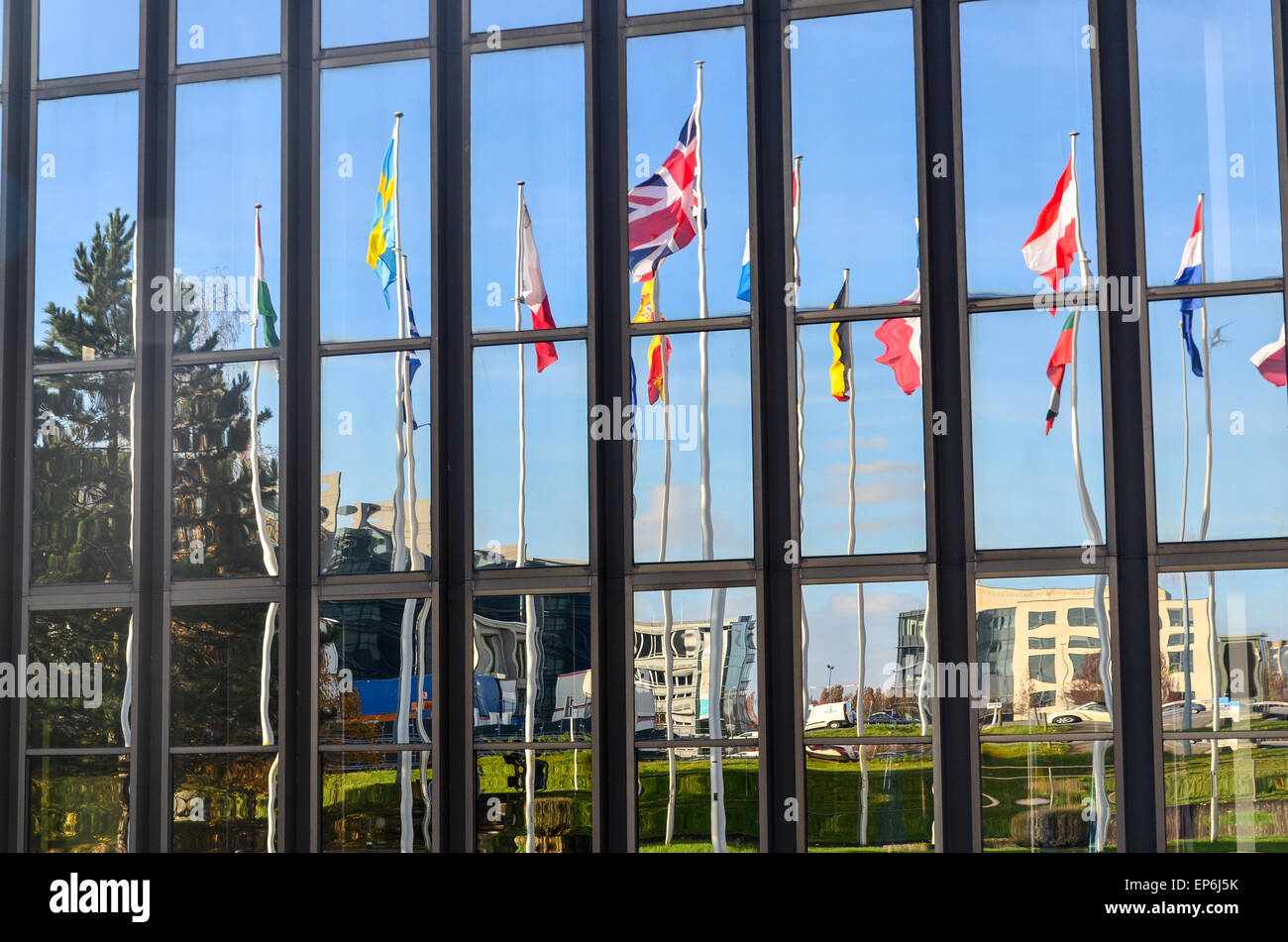 Union Jack und Flaggen der Länder der Europäischen Union nachdenken über die Glasfenster der Europäischen Kommission, Luxemburg Stockfoto