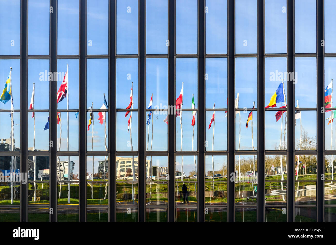 Union Jack und Flaggen der Länder der Europäischen Union nachdenken über die Glasfenster der Europäischen Kommission, Luxemburg Stockfoto