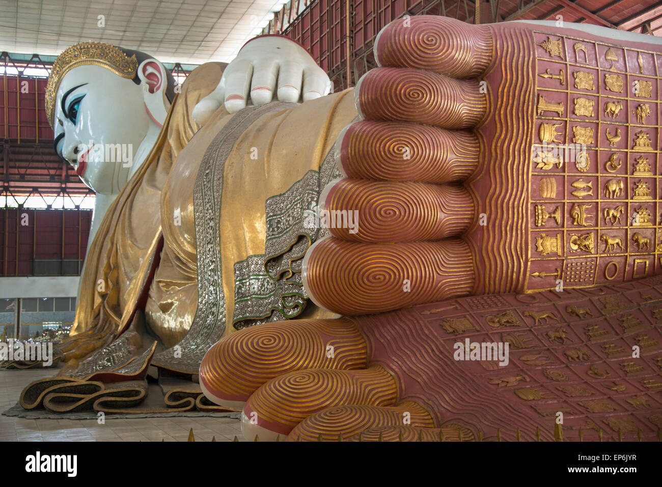 Myanmar (aka Burma), Yangon (aka Rangoon). Chauk Htat Kyi Pagode, 100 Jahre alten liegende Buddha-Statue, Fuß-Detail. Stockfoto