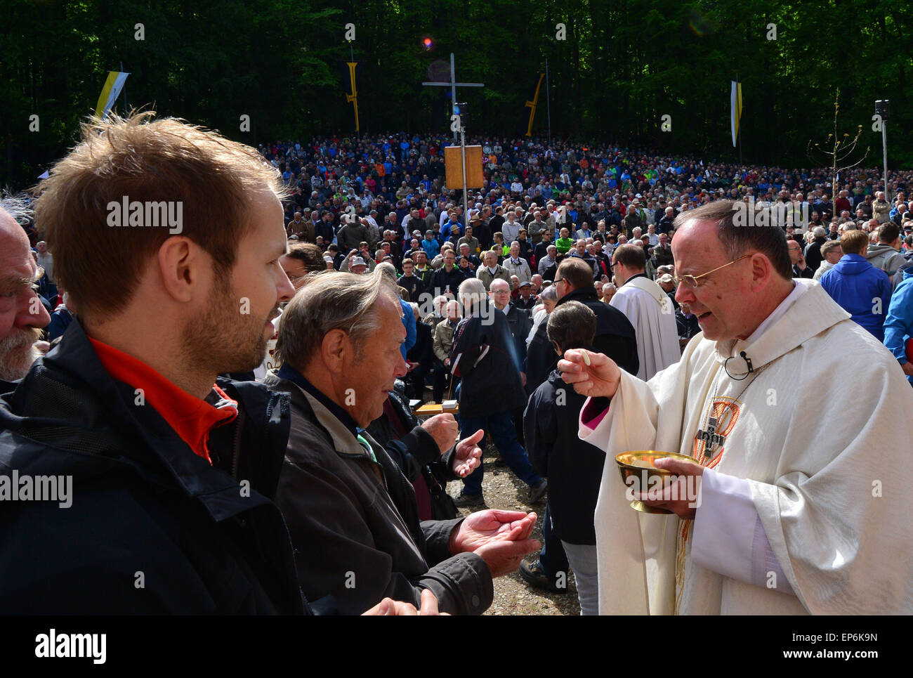 Wachstedt, Deutschland. 14. Mai 2015. Tausende von religiösen Menschen sammelten sich für Dienstleistungen in der Klueschen Hagis Kirche in der Nähe von Wachstedt, Deutschland, 14. Mai 2015. Erfurts Bischof Ulrich Neymeyr verteilt auf der rechten Seite der Heiligen Kommunion. Thüringer Christen feiern Christi Himmelfahrt mit der Männer Wallfahrt. Bildnachweis: Dpa picture Alliance/Alamy Live News Stockfoto