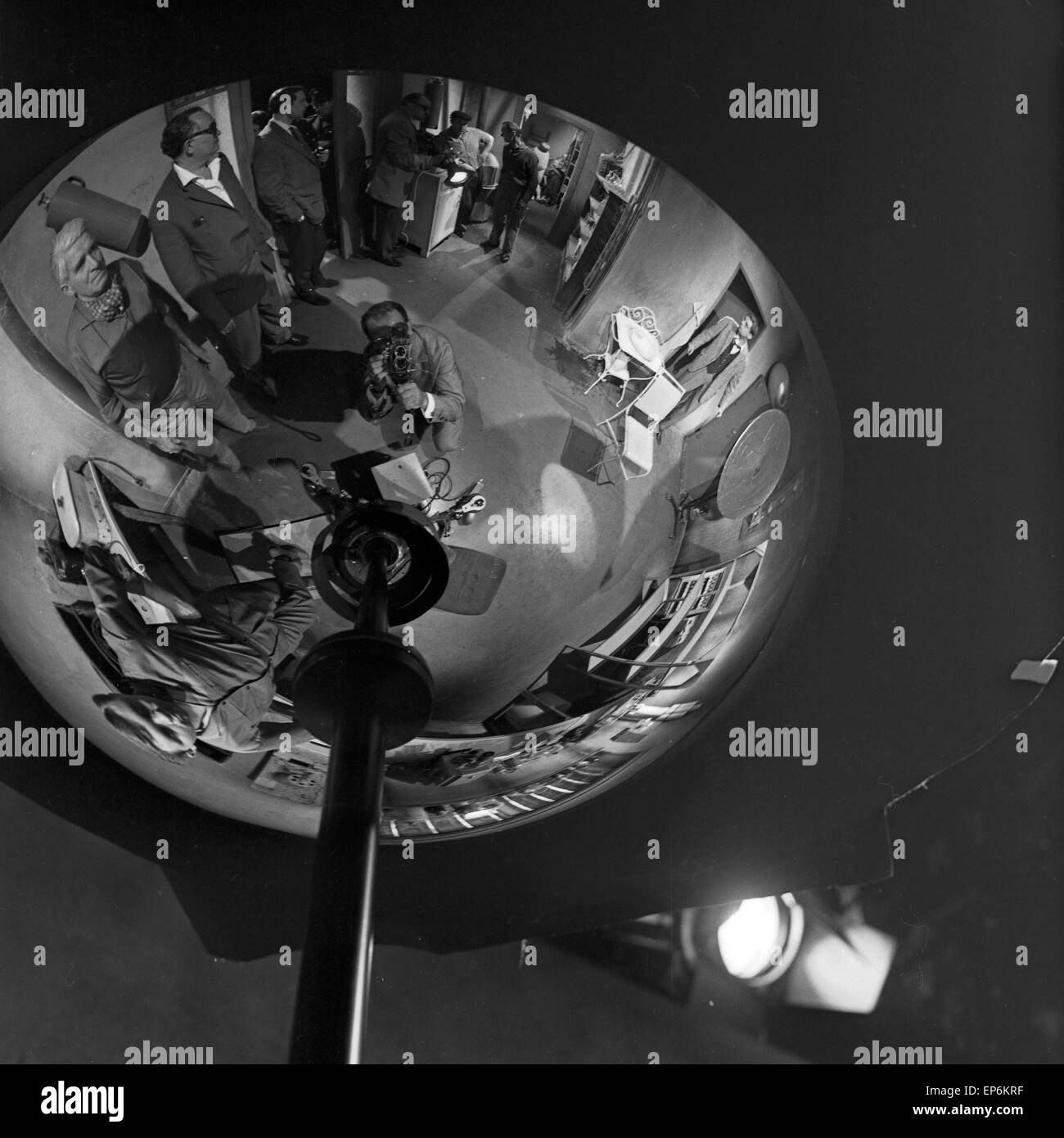 Der Fotograf Knipst Auf sterben Spiegelrundung Eines Scheinwerfers habe Filmset, 1960er Jahre Deutschland. Der Fotograf nimmt ein p Stockfoto