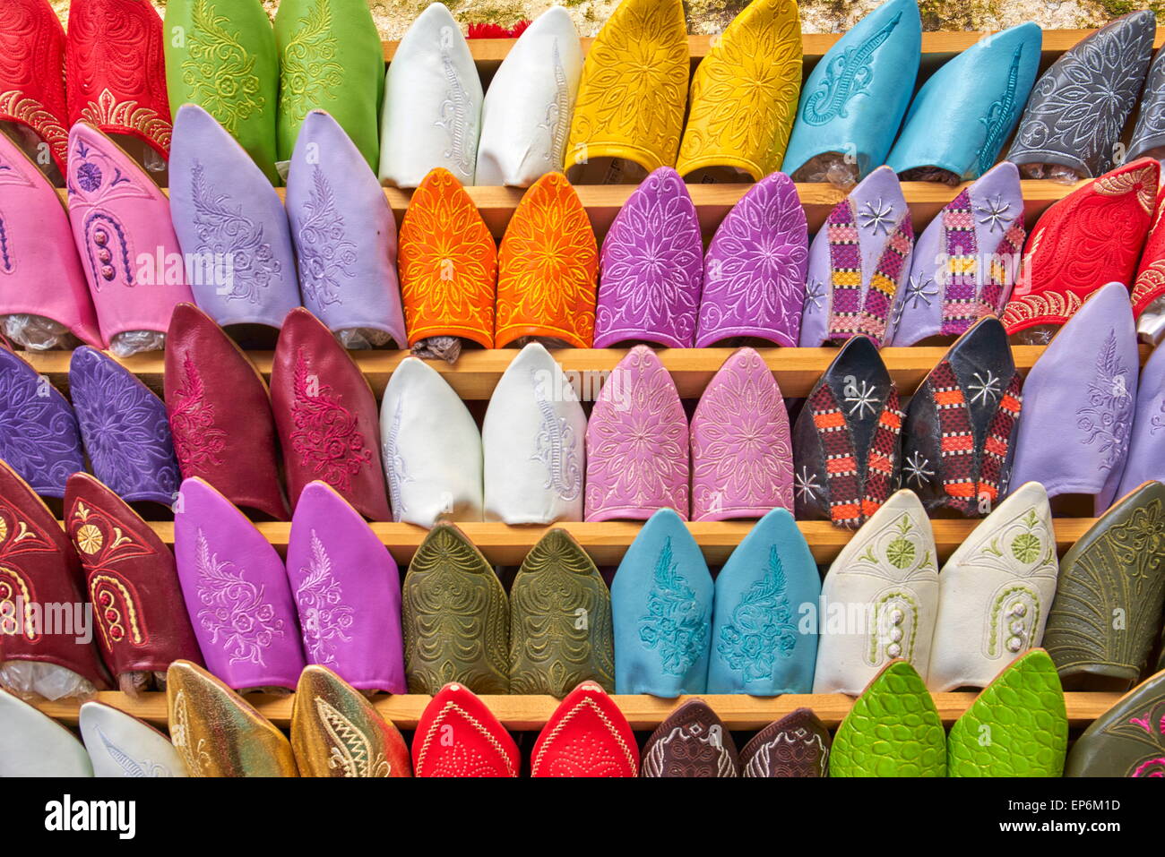 Schuhgeschäft. Babouches, bunten traditionelle marokkanische Hausschuhe. Marokko Stockfoto