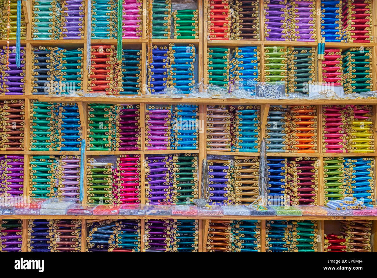 Bunte Seidenfaden im Store. Fes Medina. Marokko Stockfoto