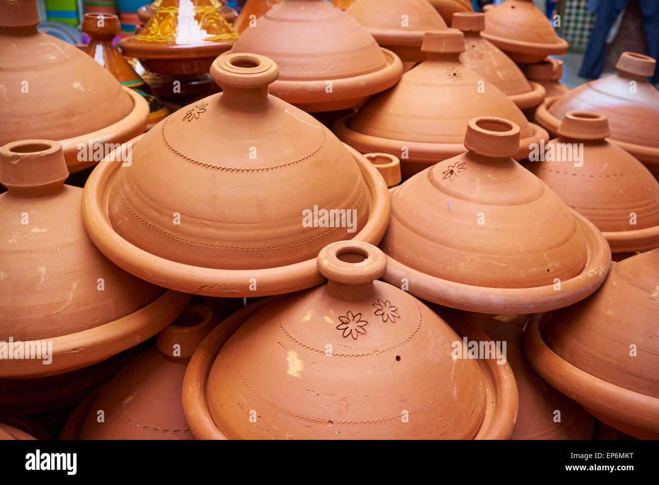 Tajine, traditionellen Tontopf mit Gemüse mit Fleisch (Tajine) vorzubereiten. Marokko Stockfoto