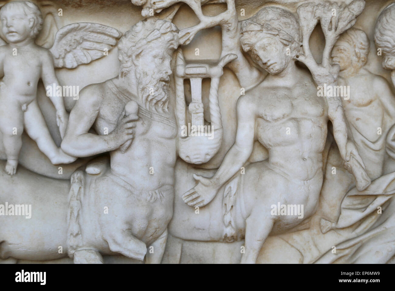 Sarkophag mit dionysischen zeremonielle Prozession auf der Vorderseite und an den Seiten und Bankettszene mit dem Ehepaar Dionysus und A Stockfoto