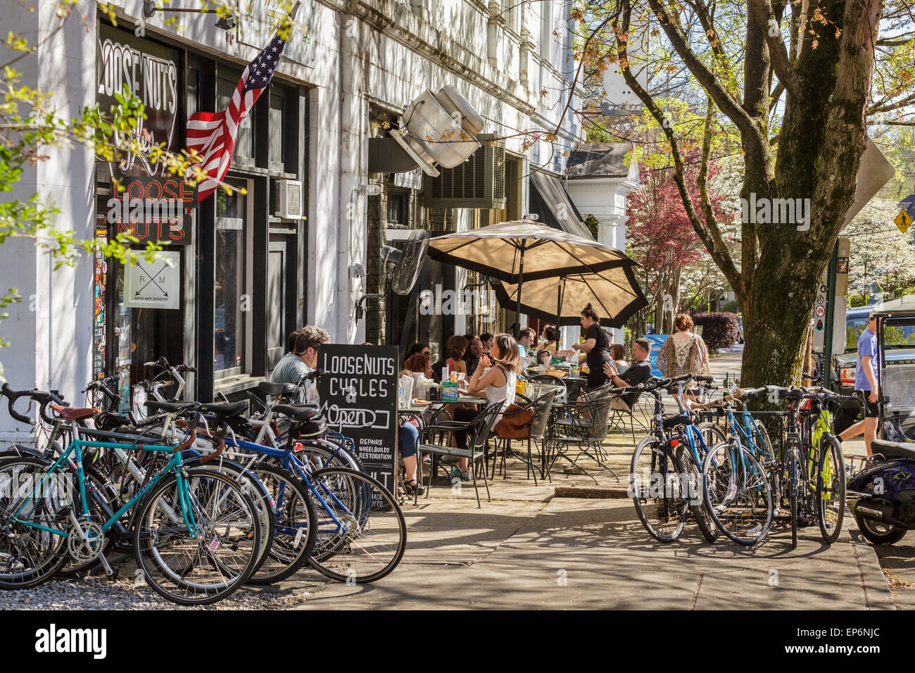 Mittagessen im Freien und Fahrräder im Grant Park Nachbarschaft, Atlanta, Georgia, USA. Stockfoto
