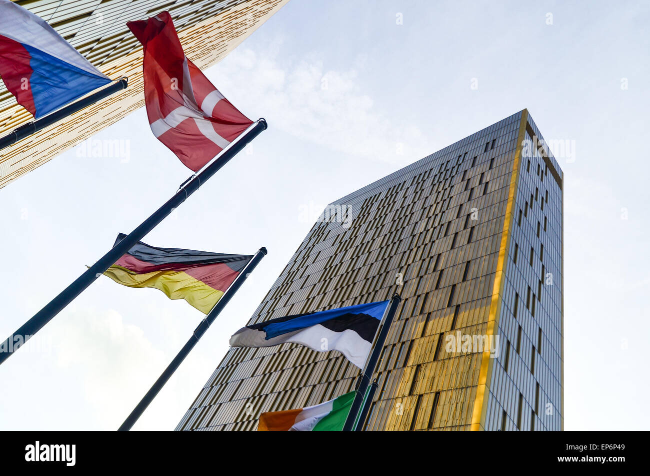 Goldene Zwillingstürme des Gerichtshofs der Europäischen Union, im Europäischen Viertel, Kirchberg, Luxemburg, mit EU-Flaggen Stockfoto