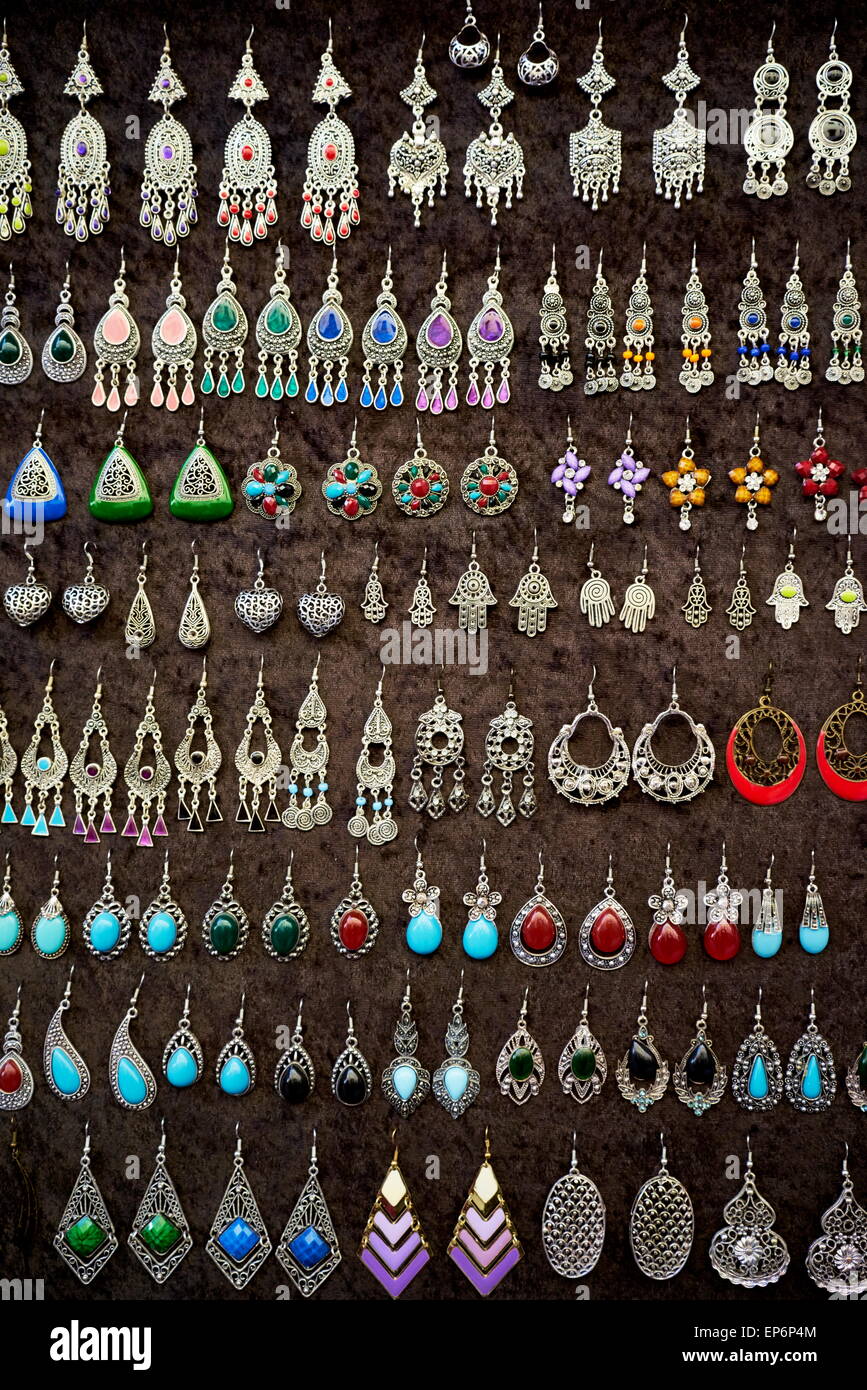 Silber und Messing Ohrringe und Anhänger in einem Souvenir-Shop. Marokko Stockfoto