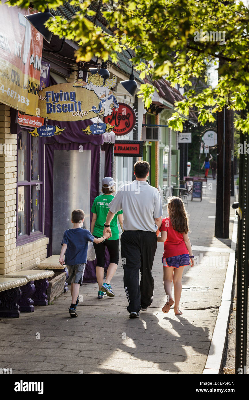 Eine Familie, ein Spaziergang in Candler Park, Atlanta, Georgia, USA. Stockfoto