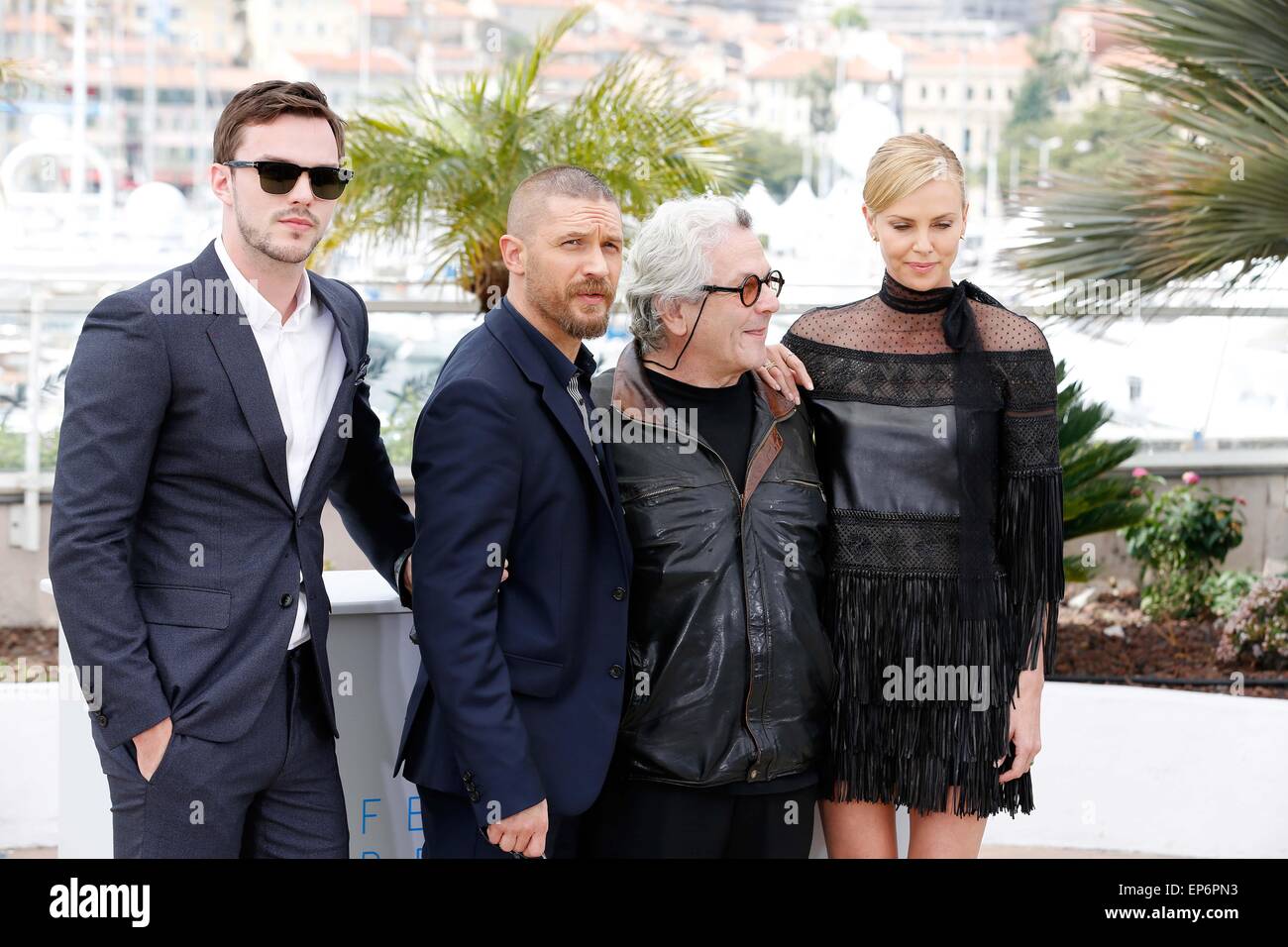 Cannes, Ca, Frankreich. 14. Mai 2015. (L-R) Nicholas Hoult, George Miller, Tom Hardy, Charlize Theron.photo nennen "Mad Max - Fury Road". Cannes Film Festival 2015.Cannes, France.May 14, 2015. Bildnachweis: Roger Harvey/Globe Fotos/ZUMA Draht/Alamy Live-Nachrichten Stockfoto