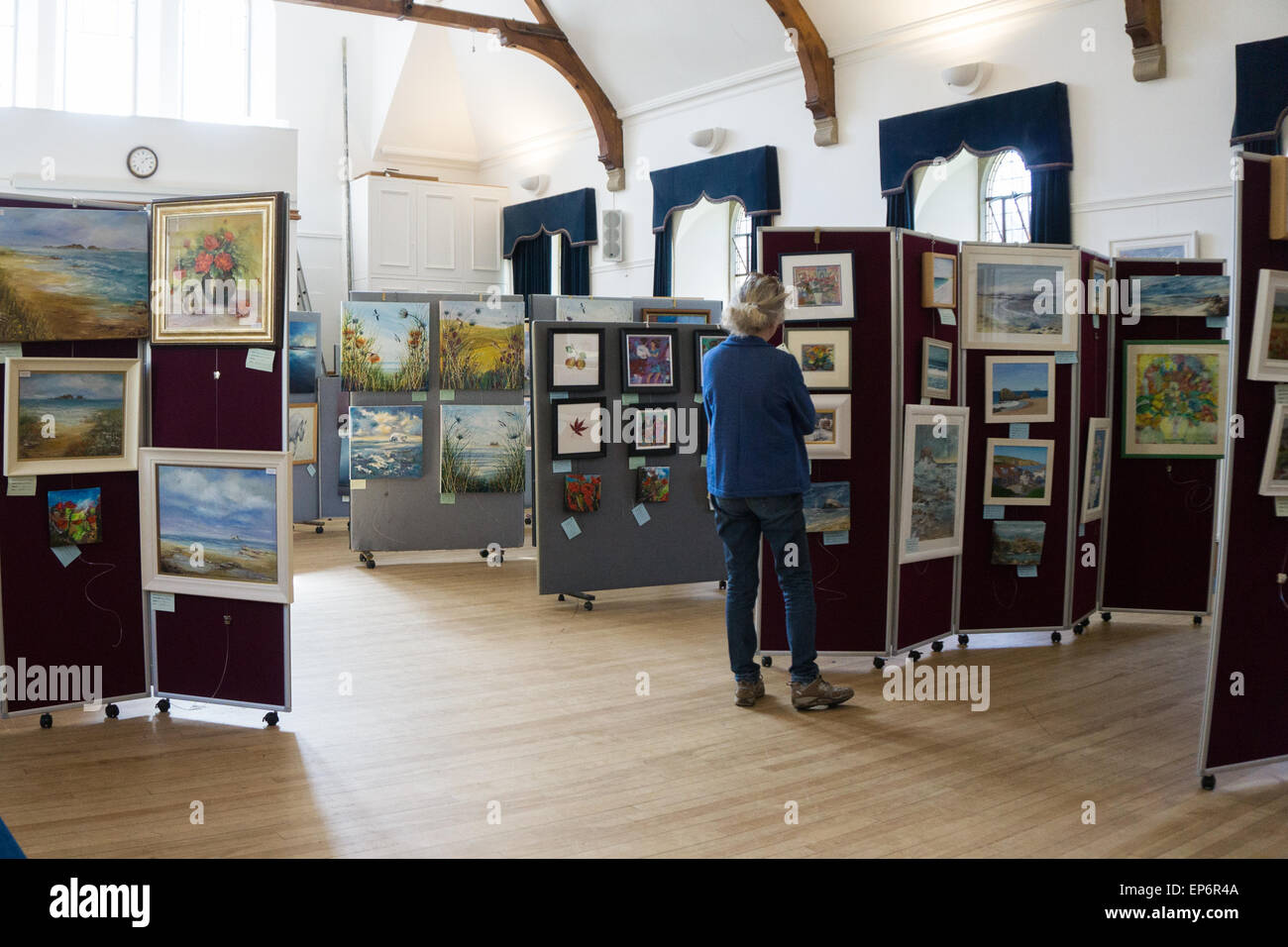 Kunstausstellung im Kirchgemeindehaus Stockfoto