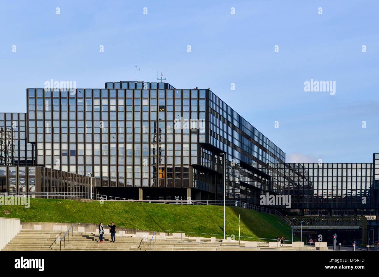 Touristen bei der Europäischen Kommission (Bâtiment Jean Monnet) im Europaviertel, Kirchberg, Luxemburg Stockfoto