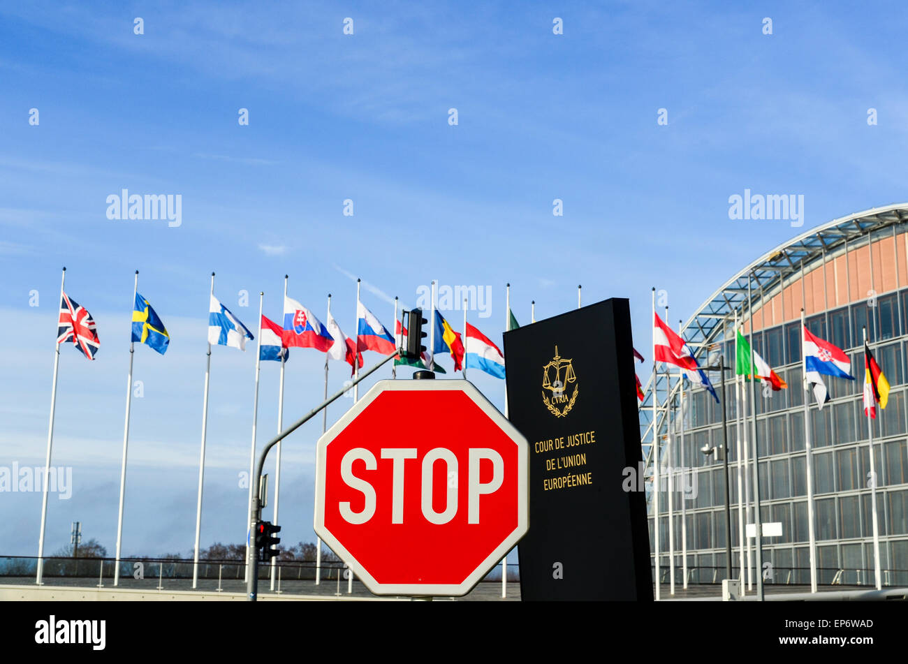 Stop-Schild vor dem Eingang des Gerichtshofs der Europäischen Union, im Europäischen Viertel, Kirchberg, Luxemburg Stockfoto