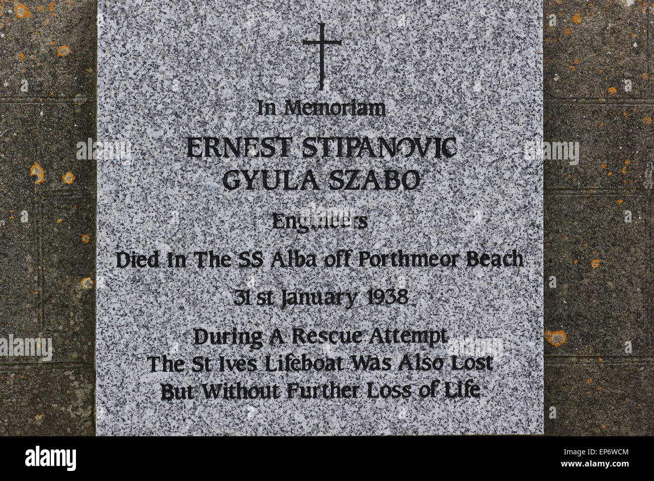 Gedenktafel für 2 Ingenieure, Porthmeor Beach Barnoon Friedhof St Ives Cornwall England Europa ertrunken Stockfoto