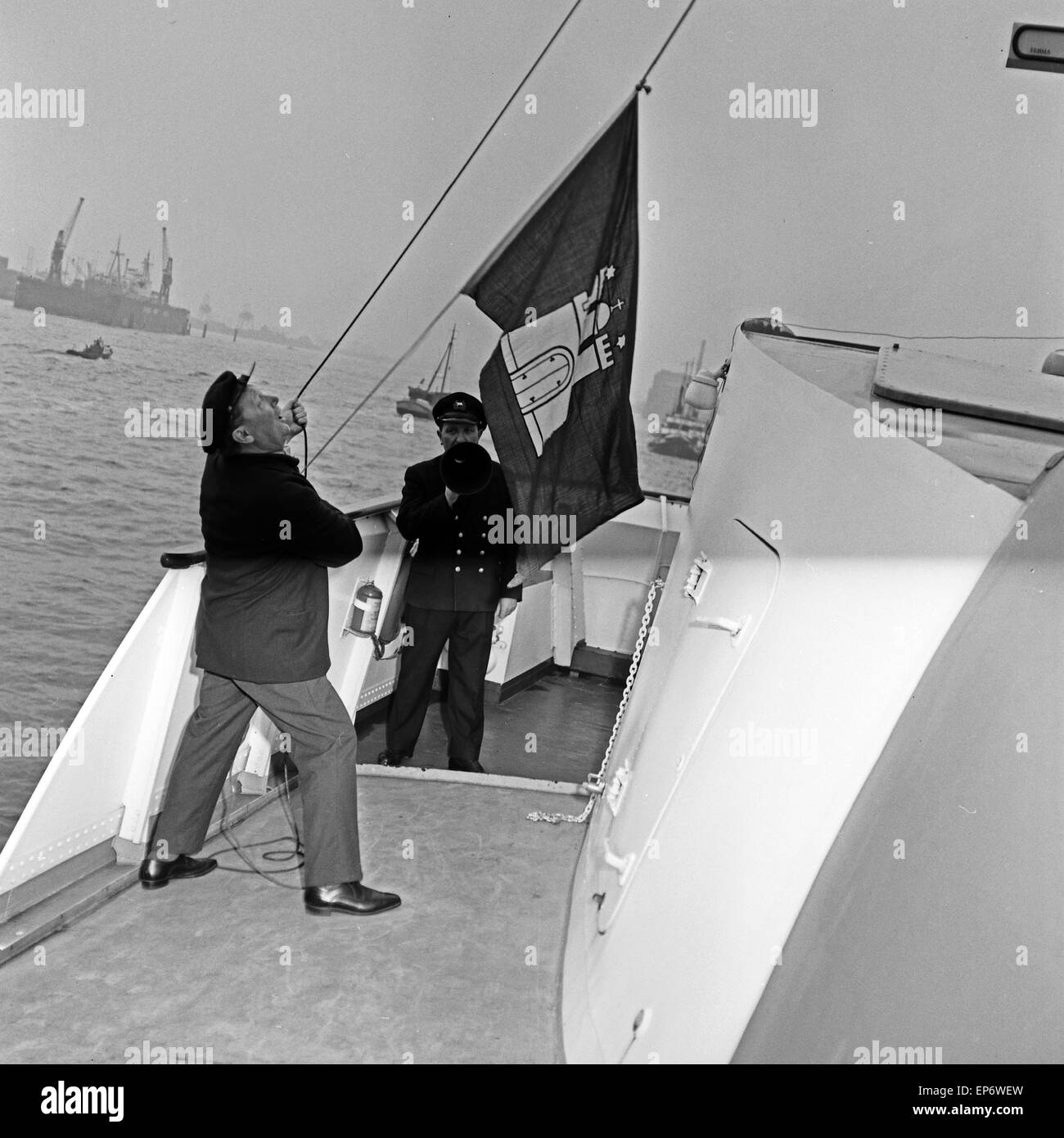 Leinen Los! Maritime Musiksendung, Deutschland 1964, Mitwirkende Beim Aufziehen der Flagge von Hamburg Stockfoto