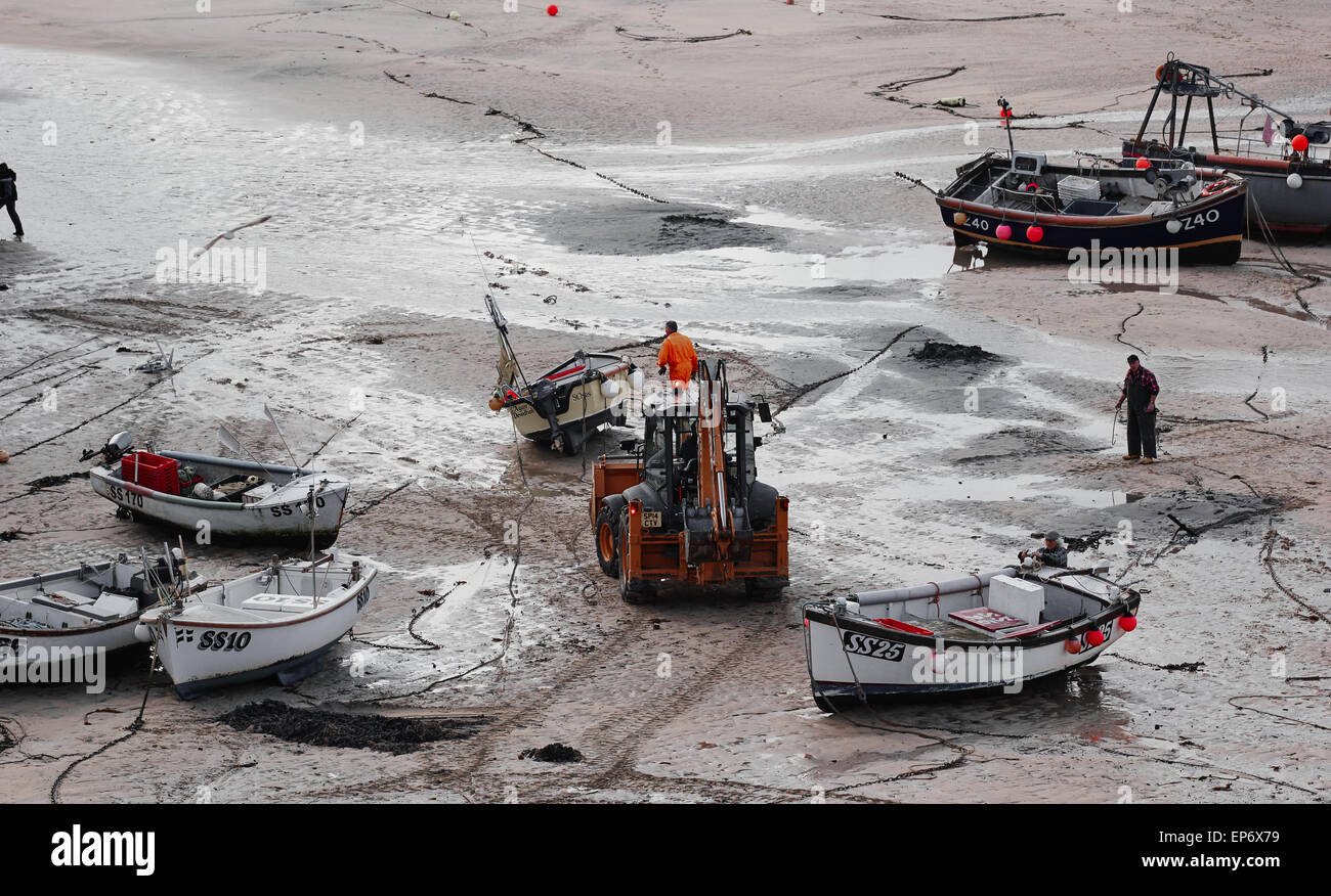 Mechanischen Bagger unter Angelboote/Fischerboote am Strand von St Ives Hafen bei Ebbe Cornwall England Europa Stockfoto