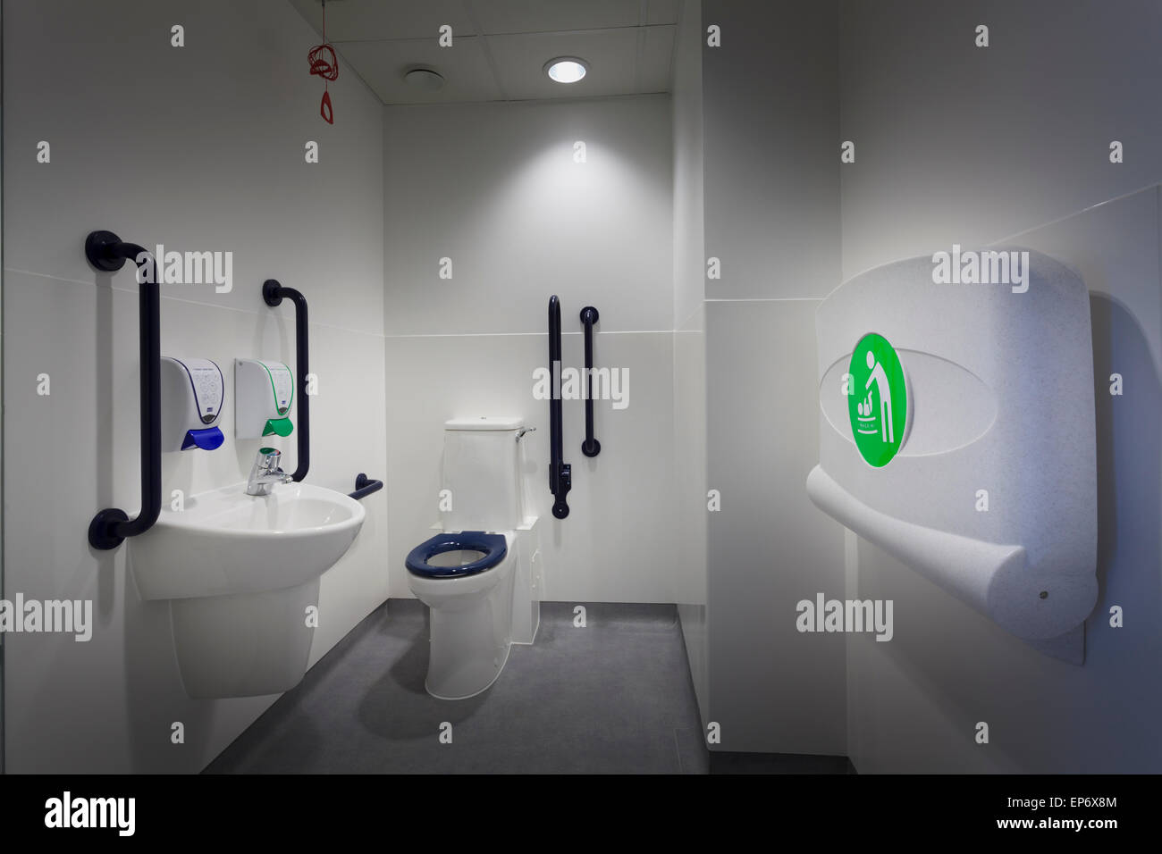 Behinderten-WC mit Waschbecken und Umklappen Baby Wickelstation Stockfoto