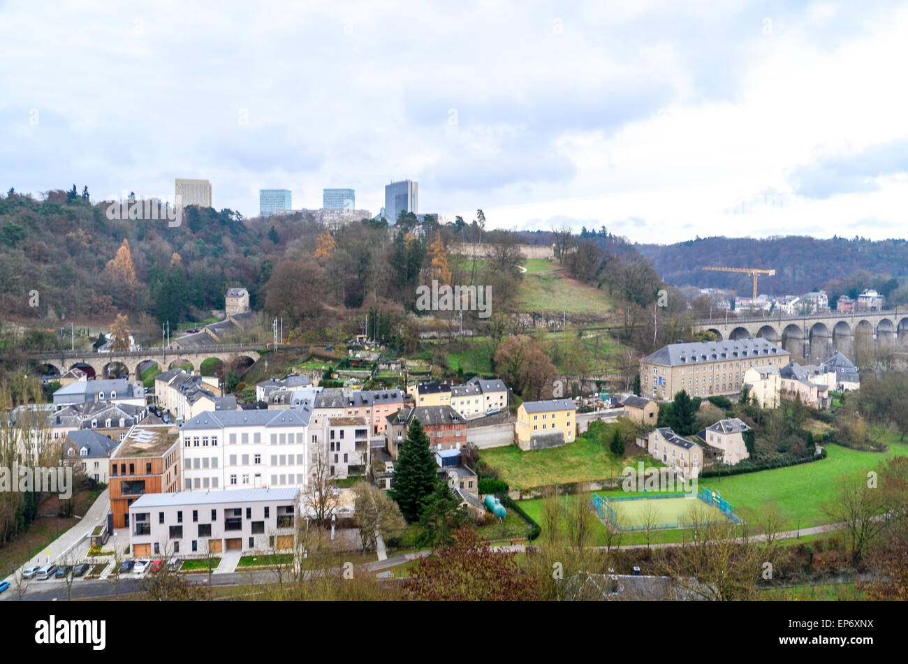 Kirchberg, das Europäische Viertel von Luxemburg und seinen Wolkenkratzern (Gerichtshof) über das Tal von Ville Haute gesehen Stockfoto