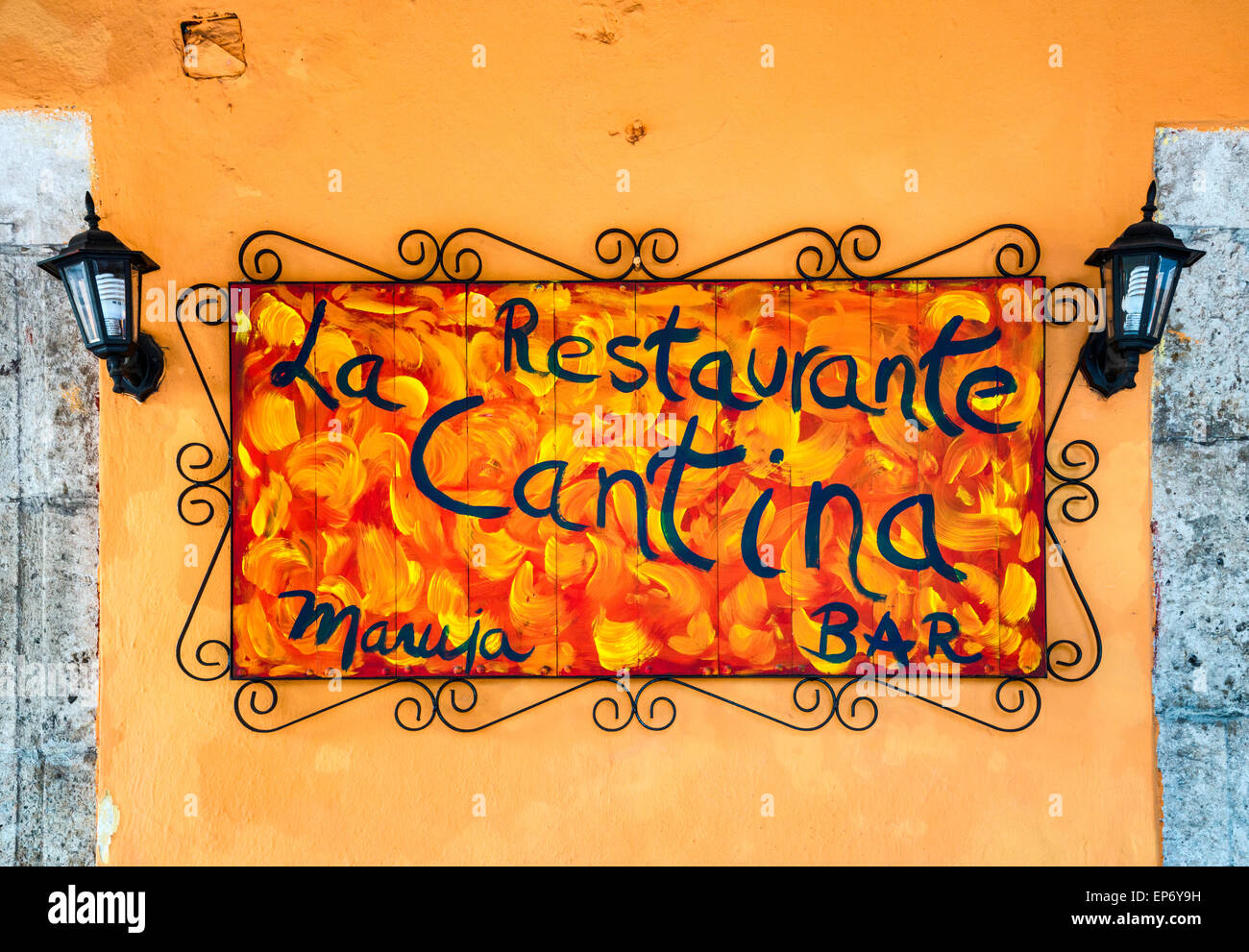 Kunstvolle Zeichen im Restaurant Los Portales Gebäude im Zustand von Valladolid, Yucatan, Mexiko Stockfoto