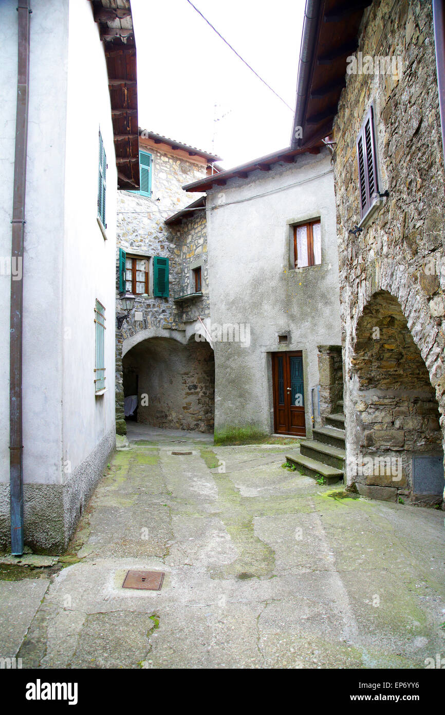 sehr kleinen mittelalterlichen italienischen Dorf weit in Bergen Stockfoto