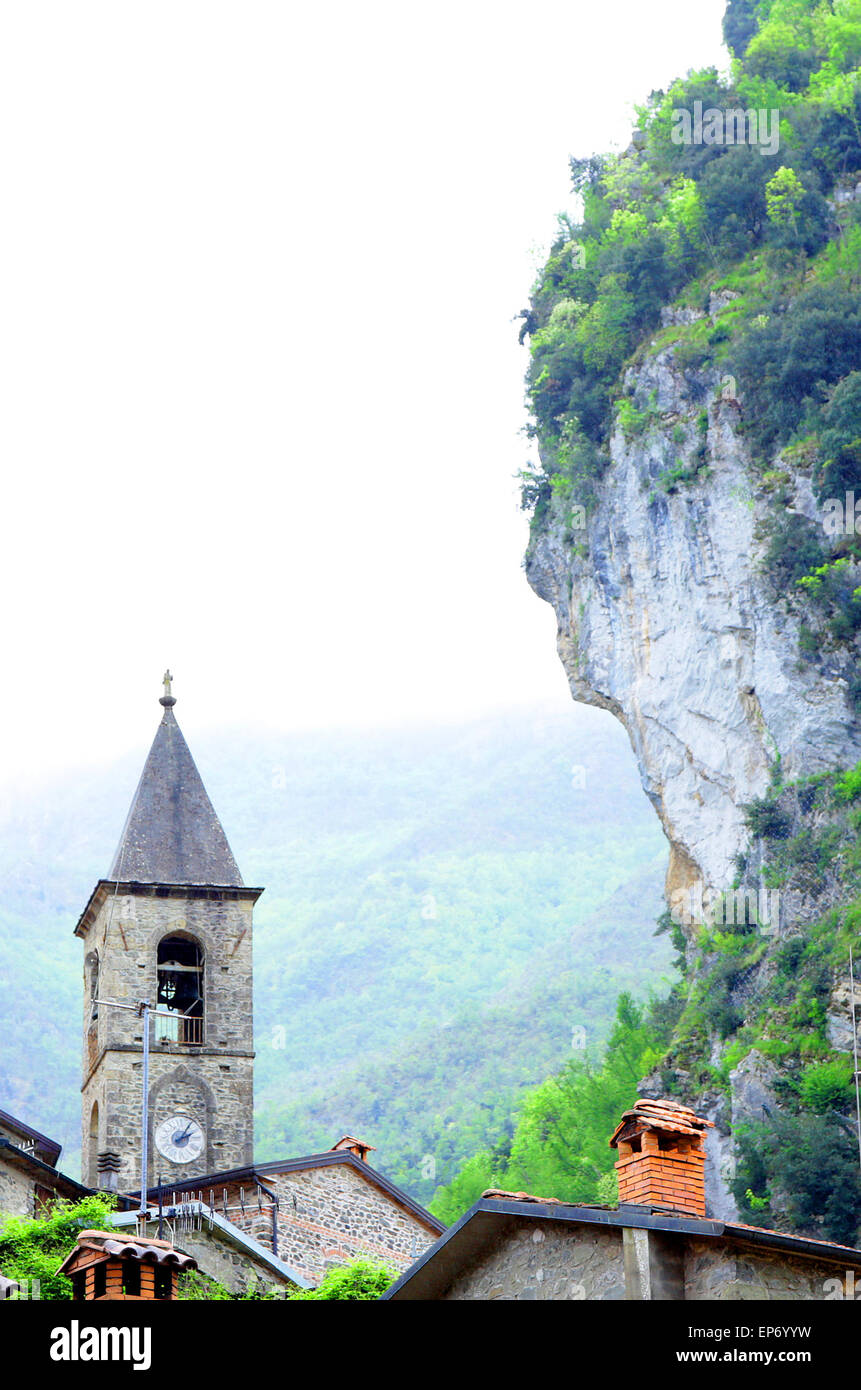 Kirche sehr kleinen mittelalterlichen italienischen Dorf weit in Bergen Stockfoto