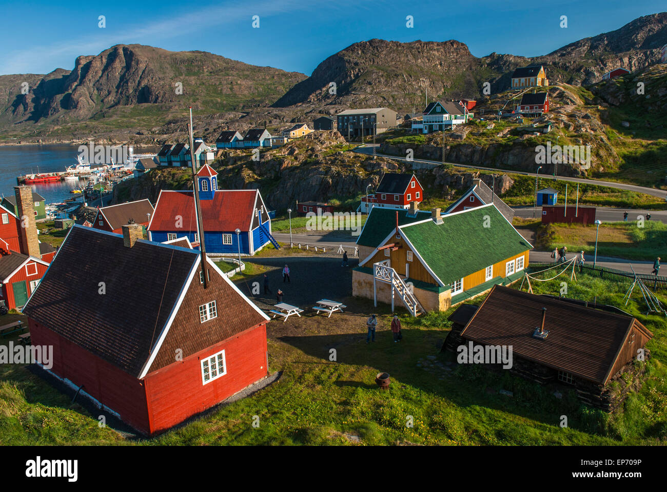 Anzeigen von Sisimiut Museenviertel mit traditionellen Grönländischen Torfhaus in westlichen Grönland während der Sommersaison. Herrlich sonnigen Tag genommen Stockfoto