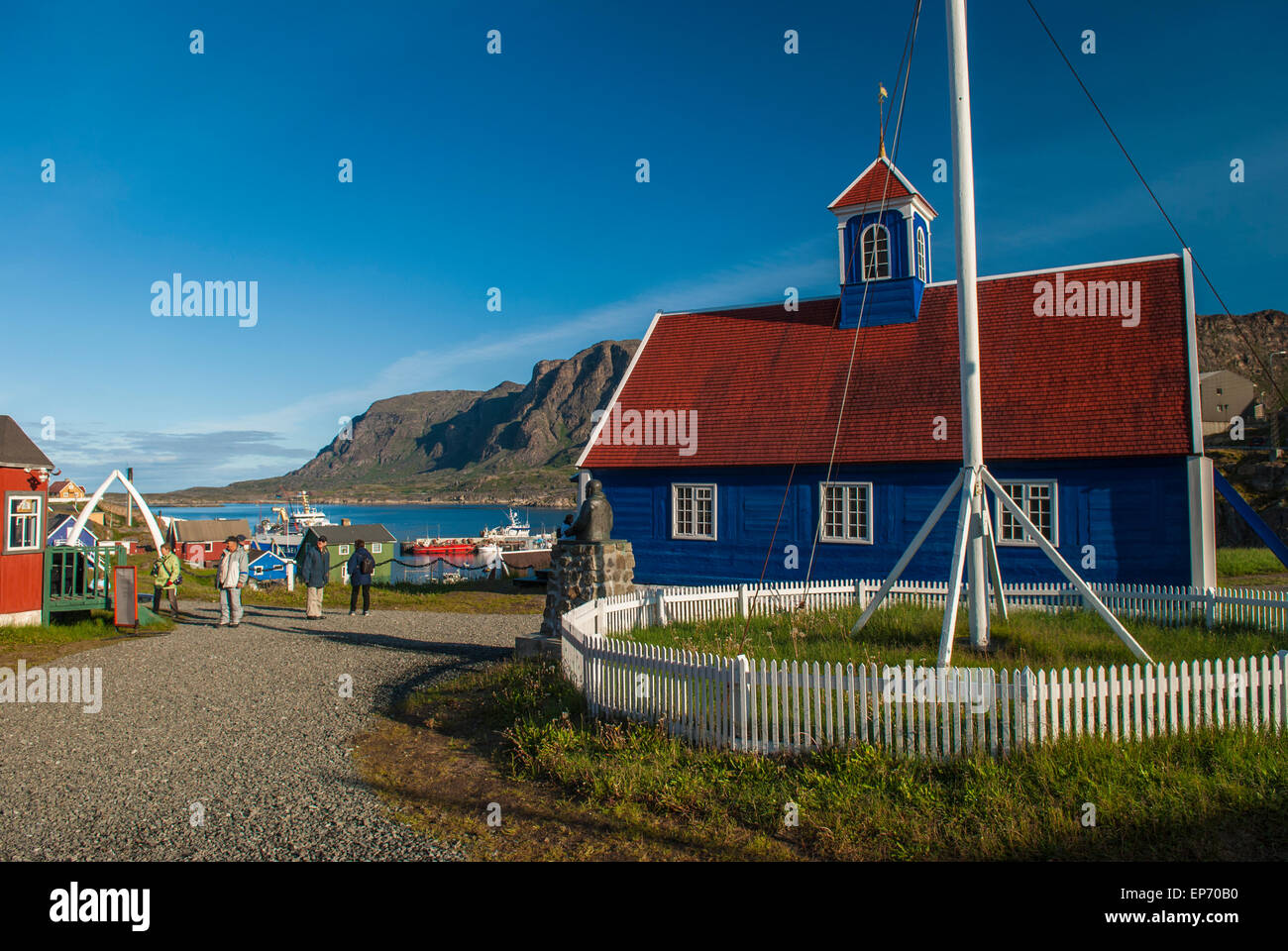 Touristen in Sisimiut Museenviertel Bethel Kirche in westlichen Grönland im Sommer Stockfoto